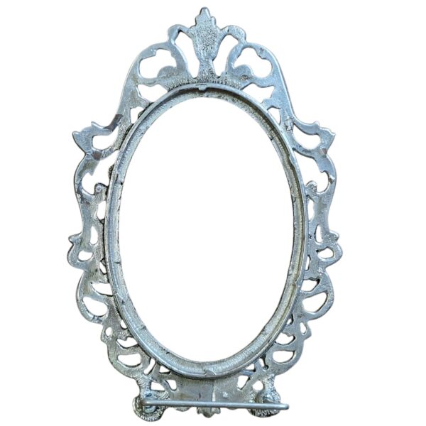 Moldura metálica oval com ornamentos