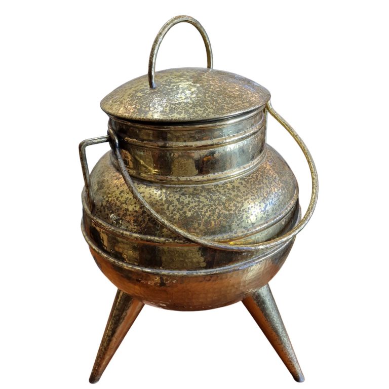 Caldeirão de latão com tampa e três pés – 54cms