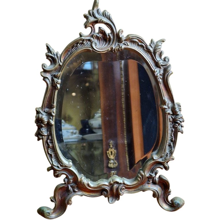 Espelho de Mesa Decorativo com Moldura Ornamental em Latão Fundido – Estilo Rococó Revival (c. primeira metade do séc. XX)