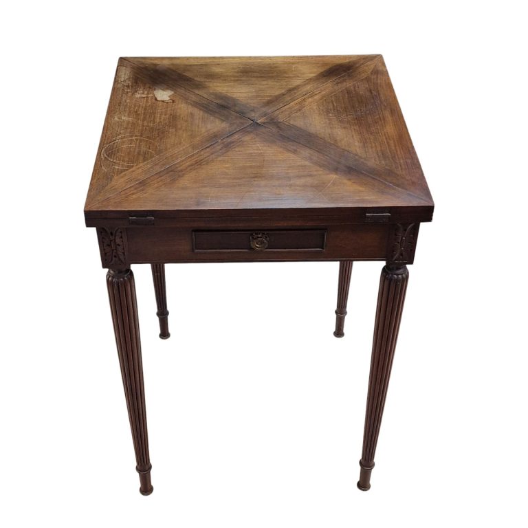 Mesa de jogo estilo envelope com tampo articulado e feltro verde
