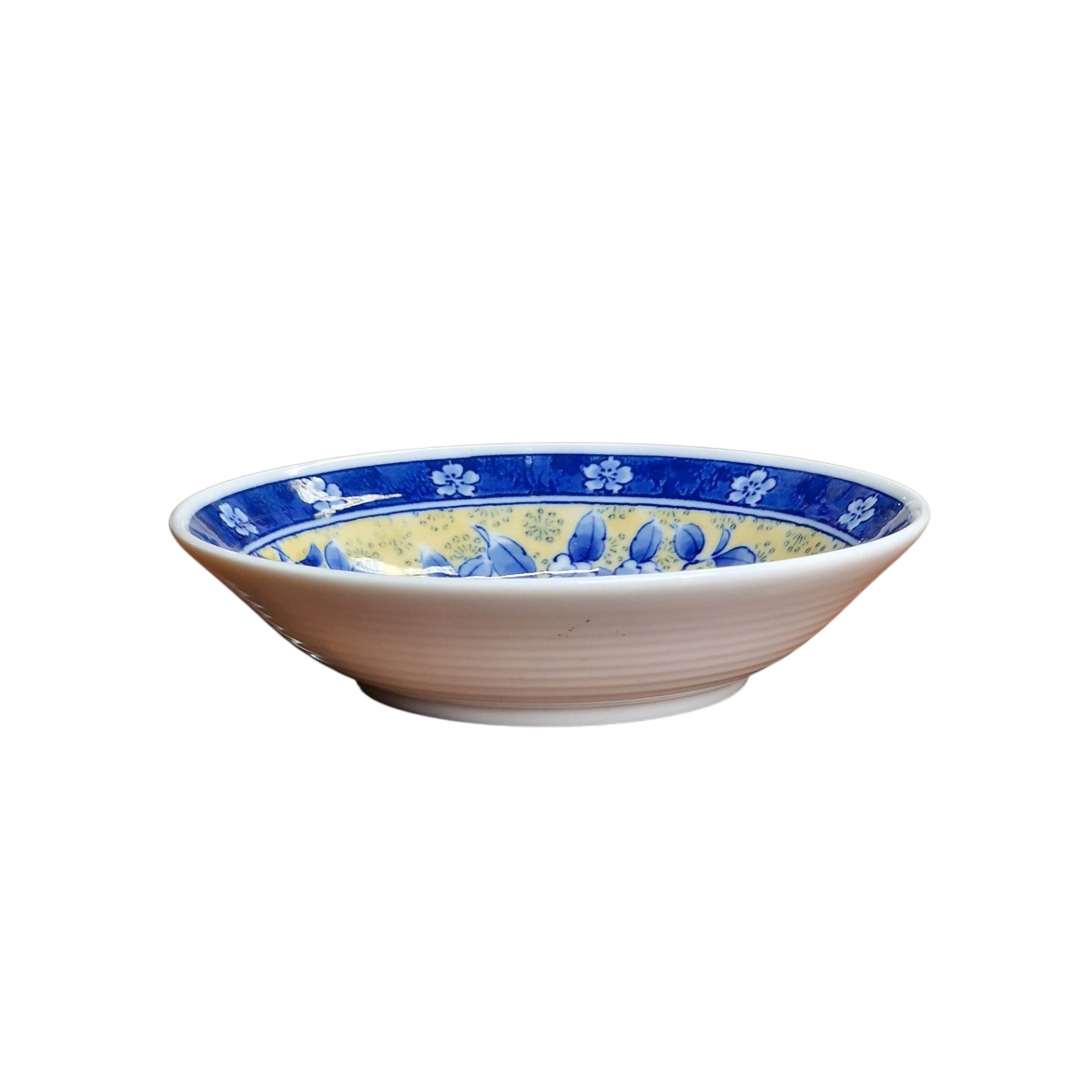 Prato decorativo de porcelana com padrão floral em azul sobre fundo amarelo, com inscrição na base.