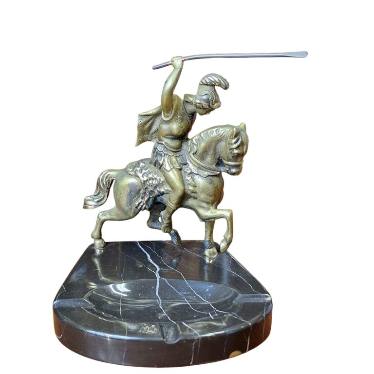 Cinzeiro mármore com estatueta antiga de bronze fundido de cavaleiro a cavalo em combate, escultura francesa dos anos 1930/1940