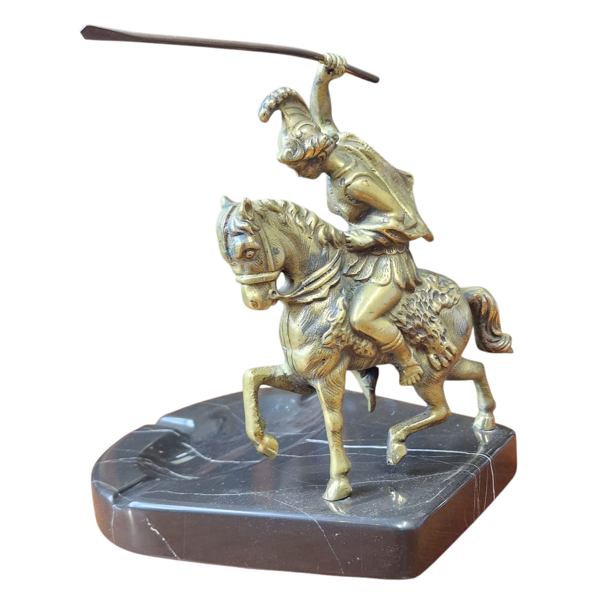 Cinzeiro decorativo com escultura de cavaleiro romano – base em mármore preto