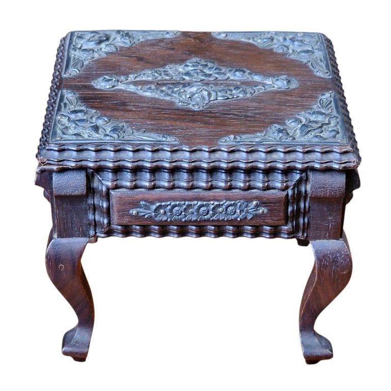 Mealheiro em forma de mesa barroca – Miniatura esculpida em madeira com tampo ornamentado em metal