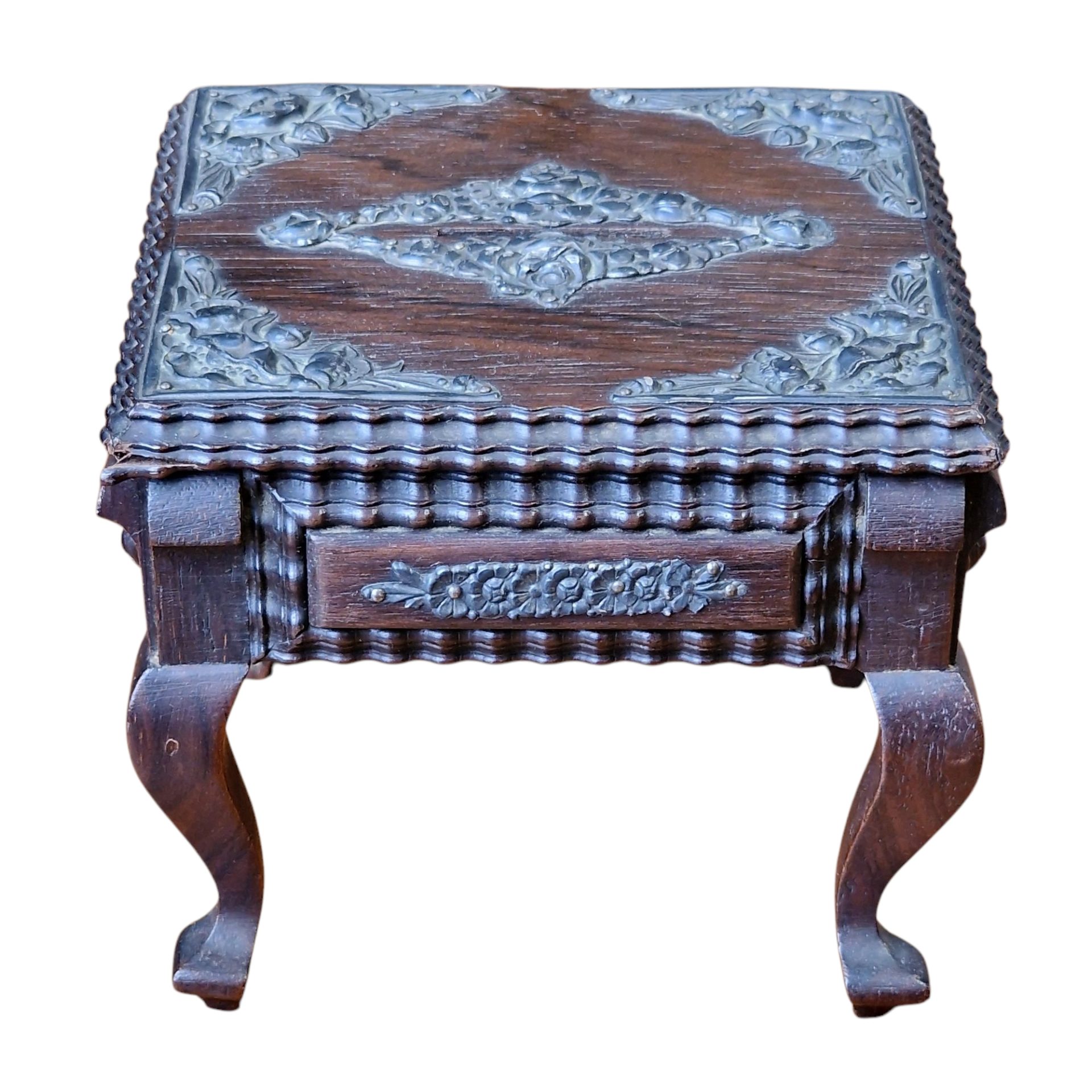 Mealheiro em forma de mesa barroca – Miniatura esculpida em madeira com tampo ornamentado em metal