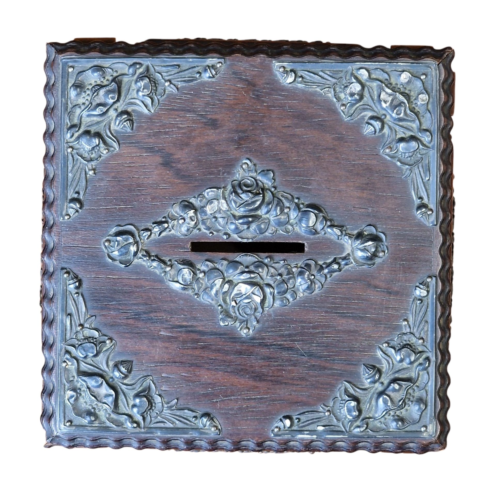 Mealheiro em forma de mesa barroca – Miniatura esculpida em madeira com tampo ornamentado em metal