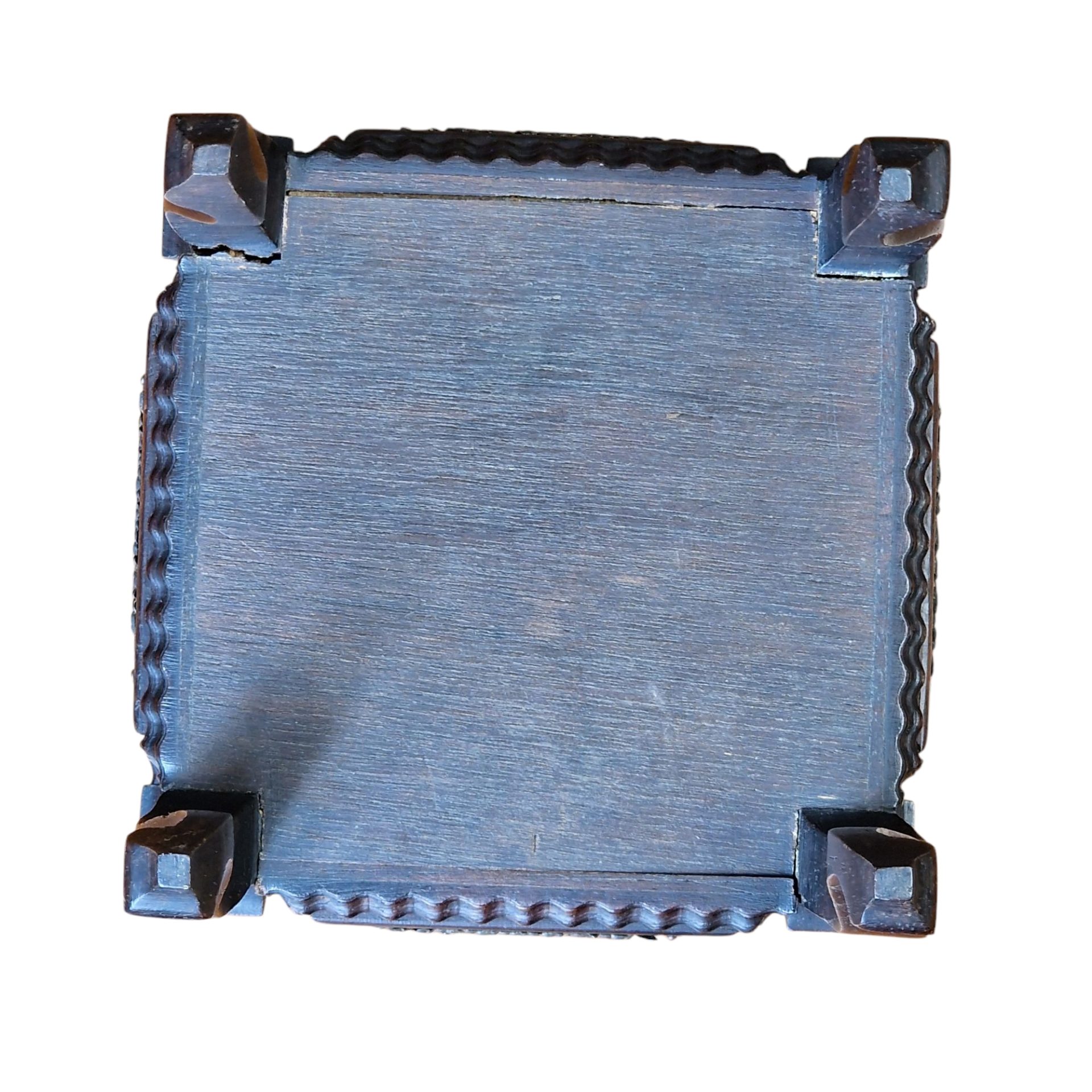 Mealheiro em forma de mesa barroca – Miniatura esculpida em madeira com tampo ornamentado em metal