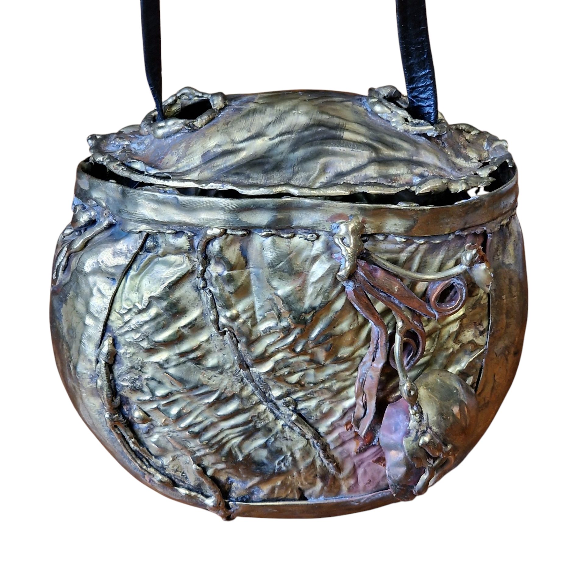 Mala escultórica em metal dourado com alça em couro – peça única e artística