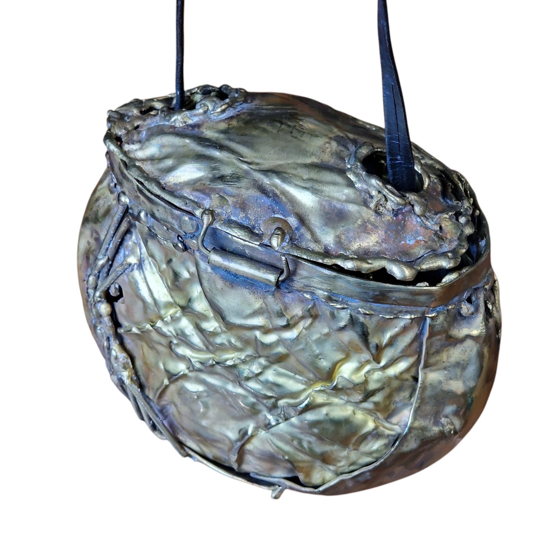 Mala escultórica em metal dourado com alça em couro – peça única e artística