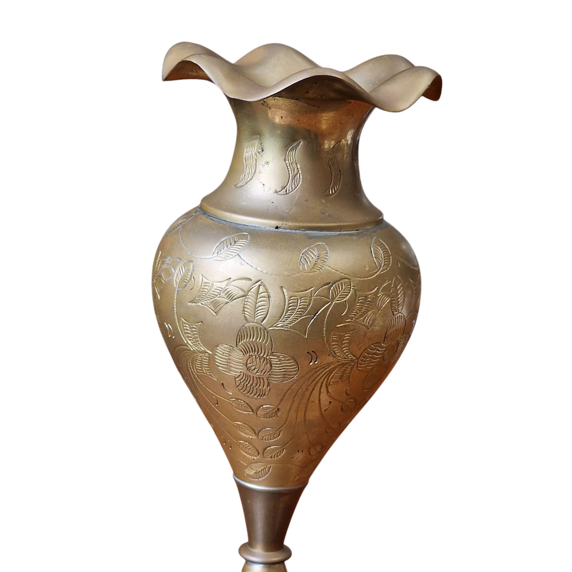 Jarra decorativa em metal com bojo floral gravado