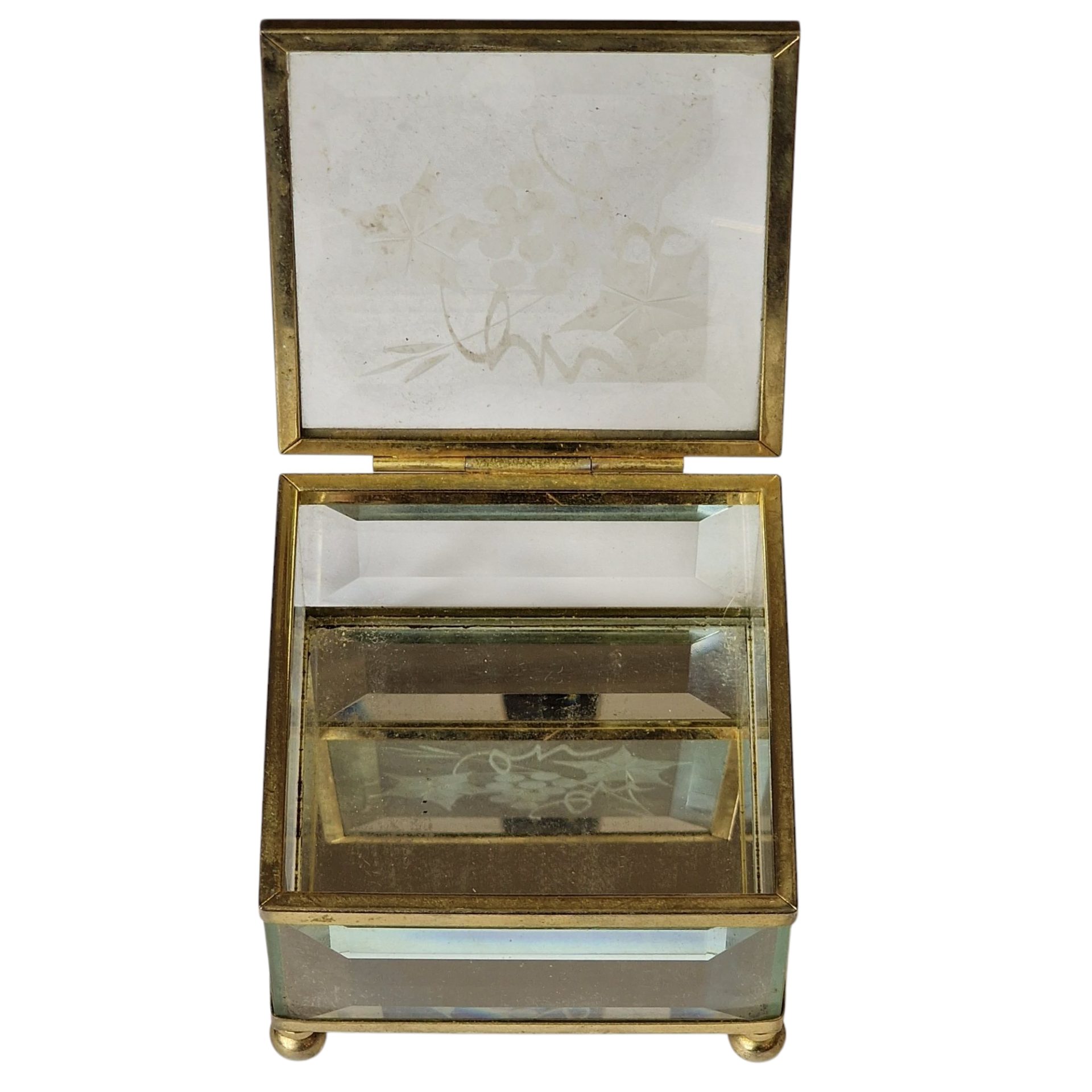 Caixa decorativa em vidro biselado com gravação floral e estrutura metálica dourada