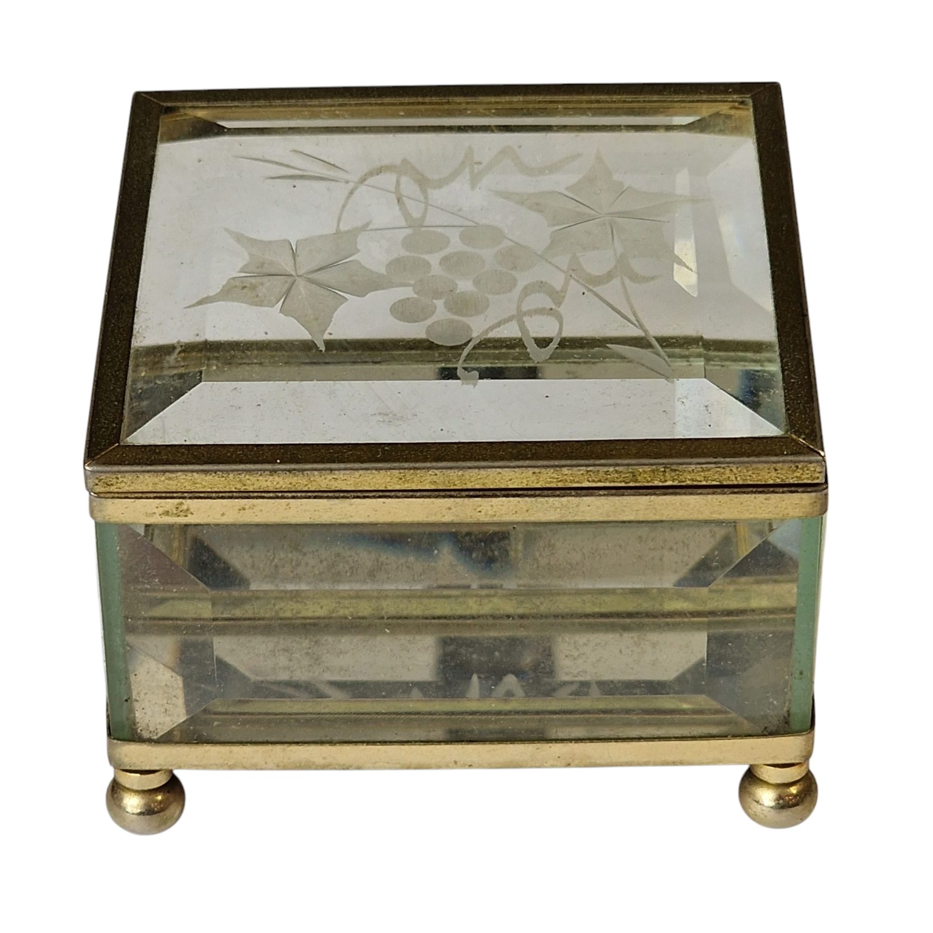 Caixa decorativa em vidro biselado com gravação floral e estrutura metálica dourada