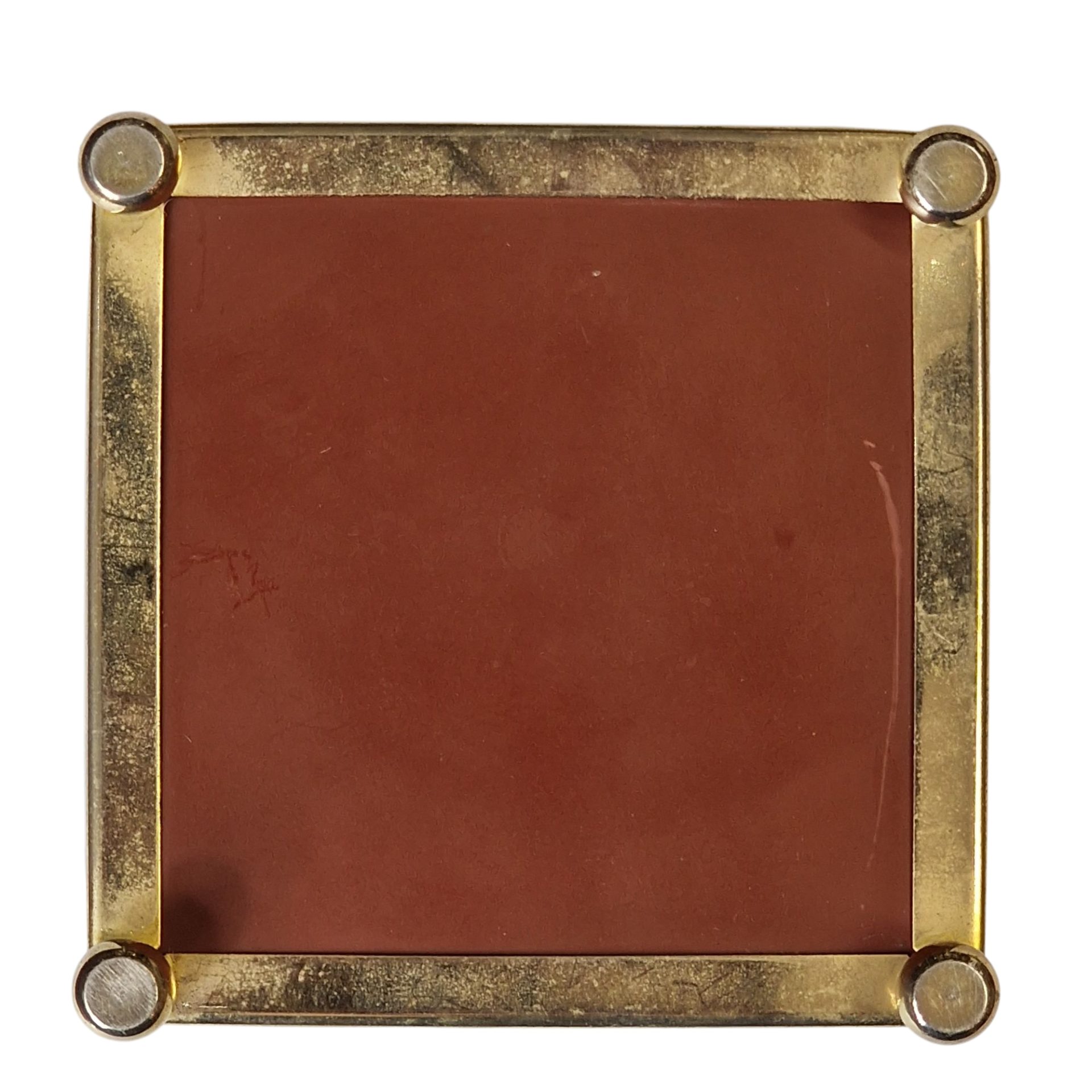 Caixa decorativa em vidro biselado com gravação floral e estrutura metálica dourada