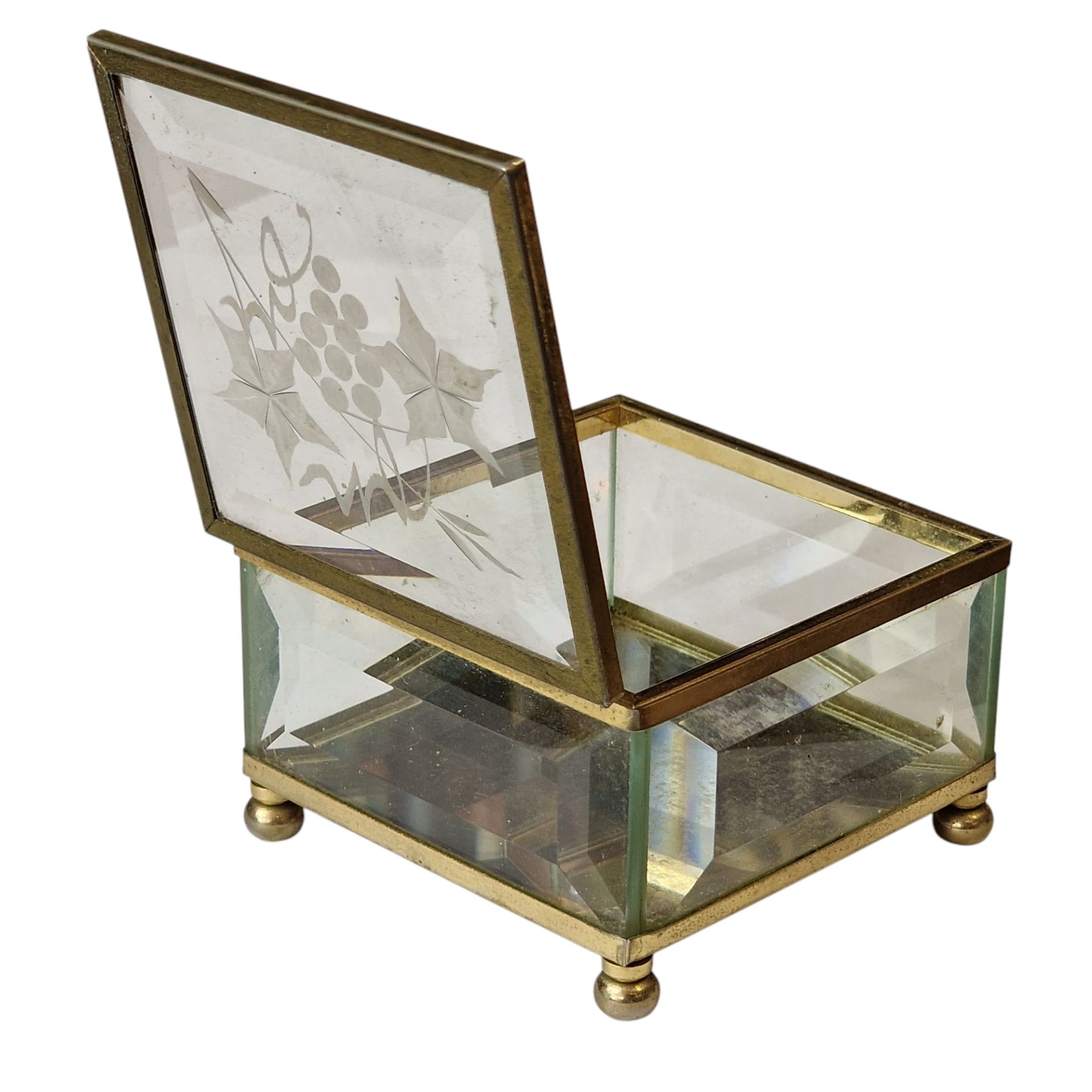 Caixa decorativa em vidro biselado com gravação floral e estrutura metálica dourada