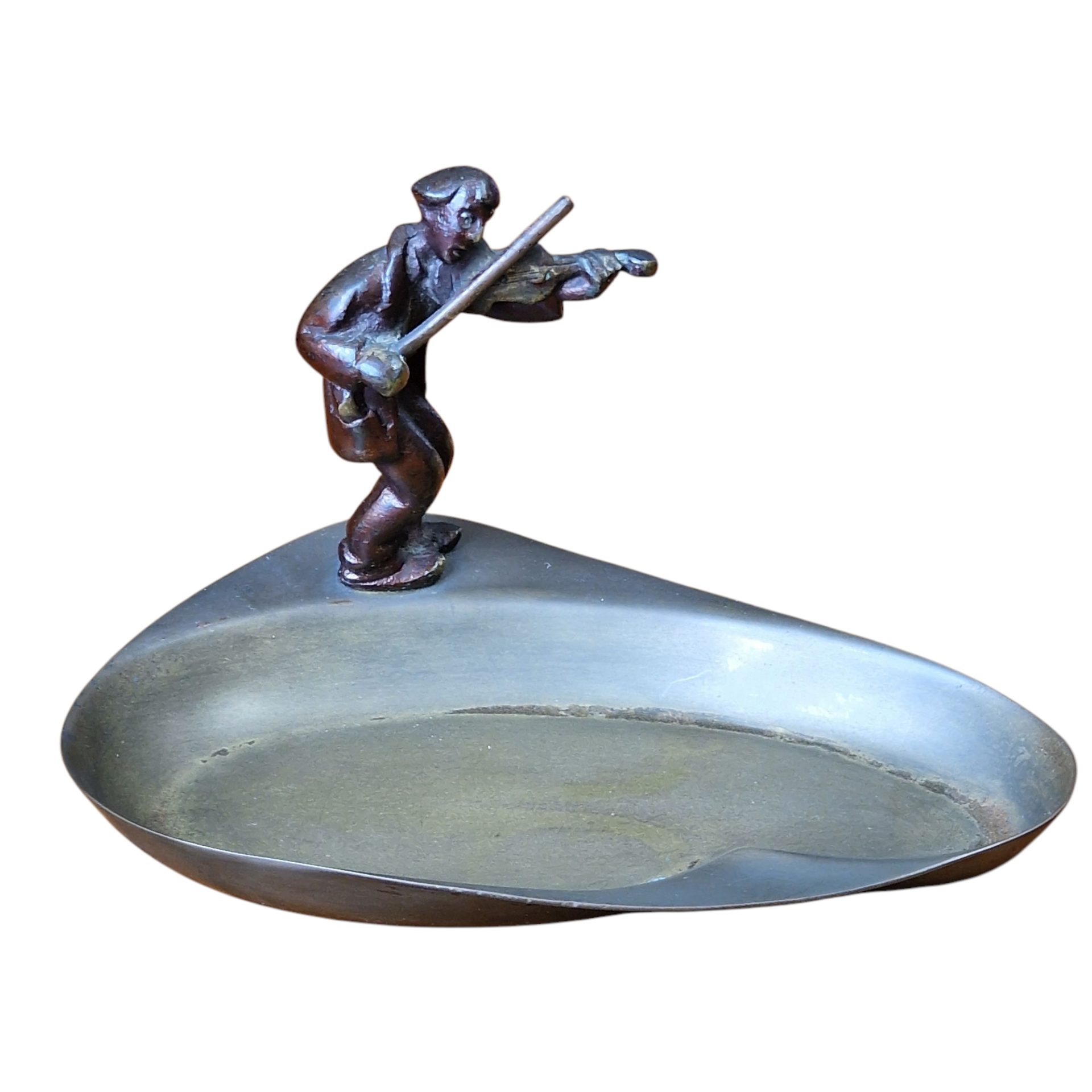 Travessa decorativa com figura de violinista em metal