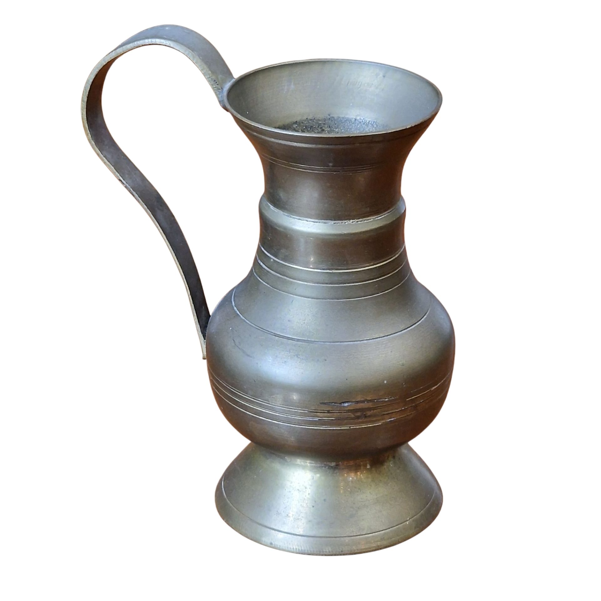 Jarra em metal com asa curva