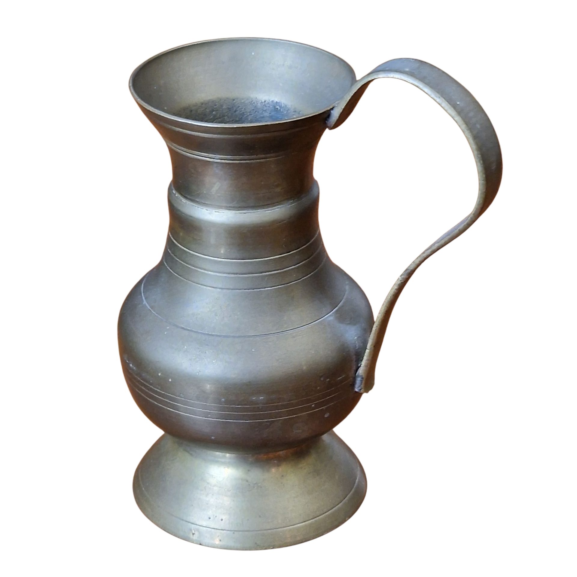 Jarra em metal com asa curva