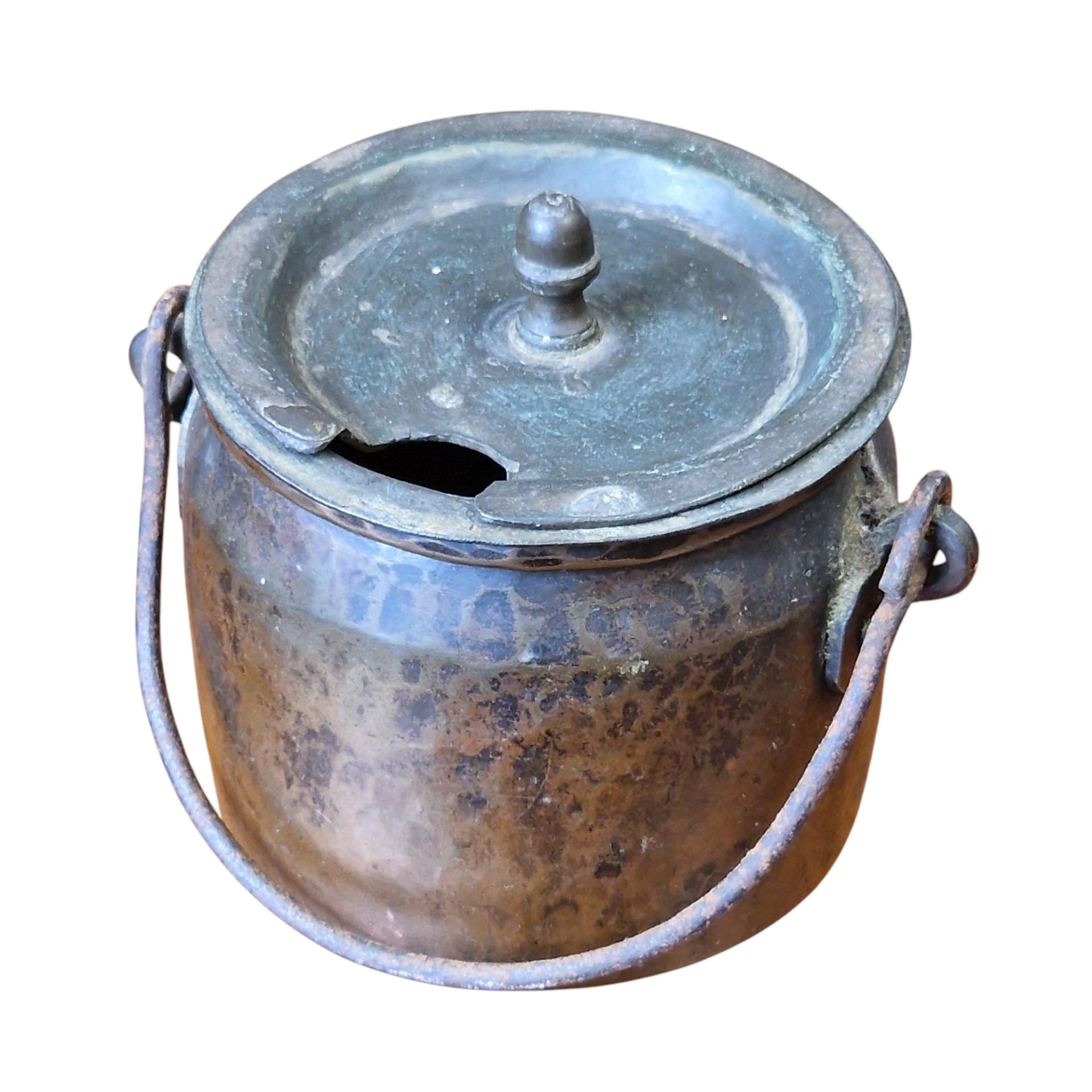 Caldeirão antigo de metal com três peças