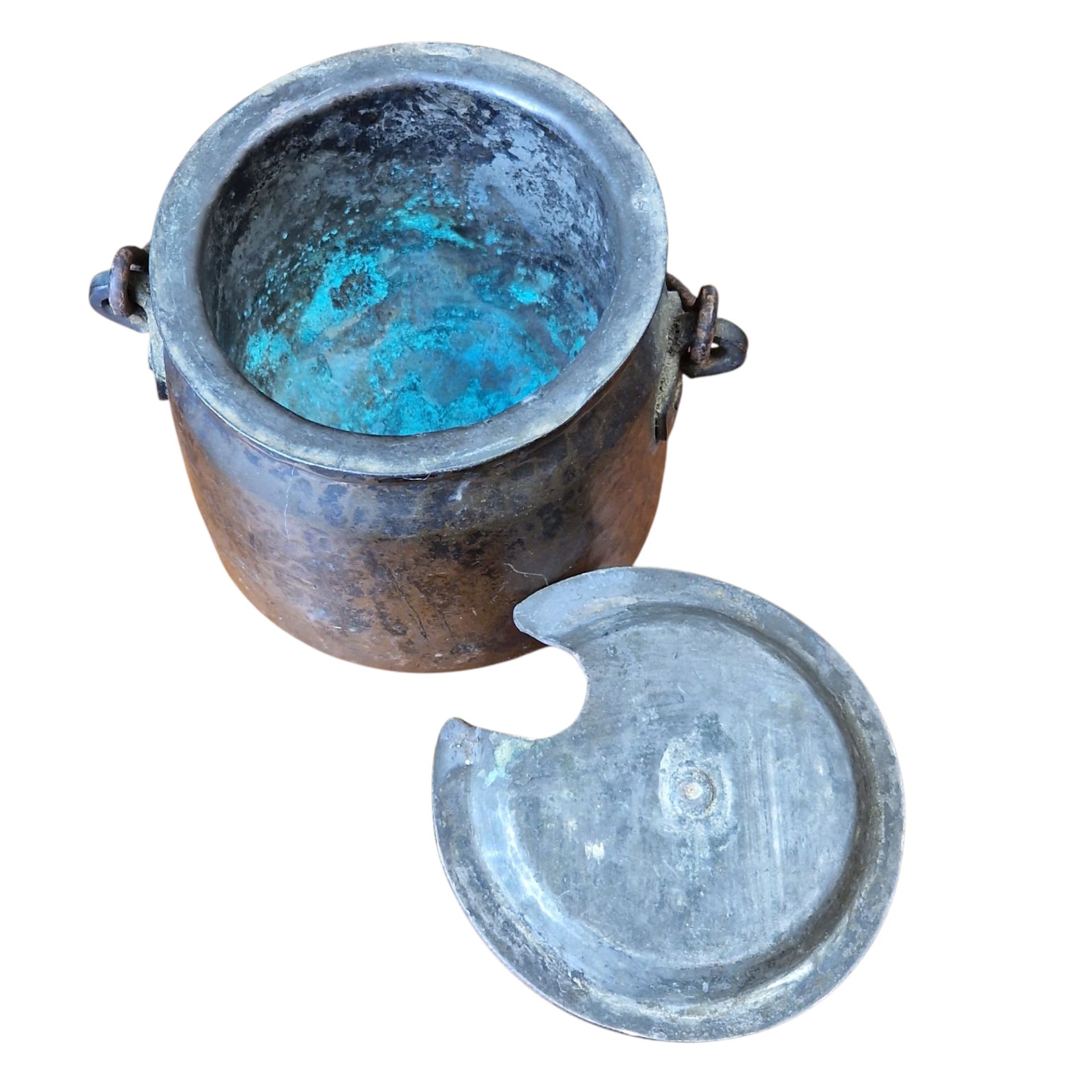 Caldeirão antigo de metal com três peças