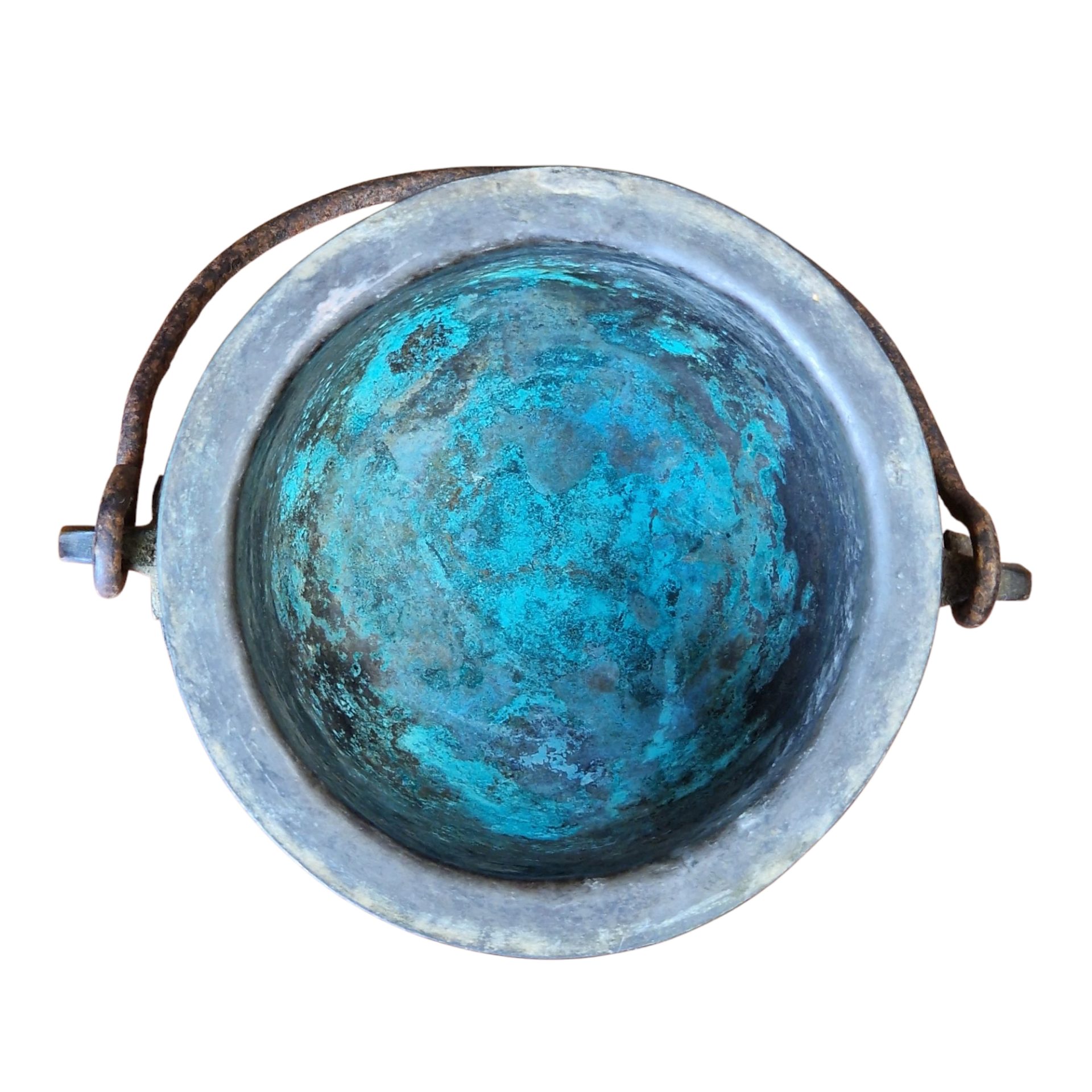 Caldeirão antigo de metal com três peças