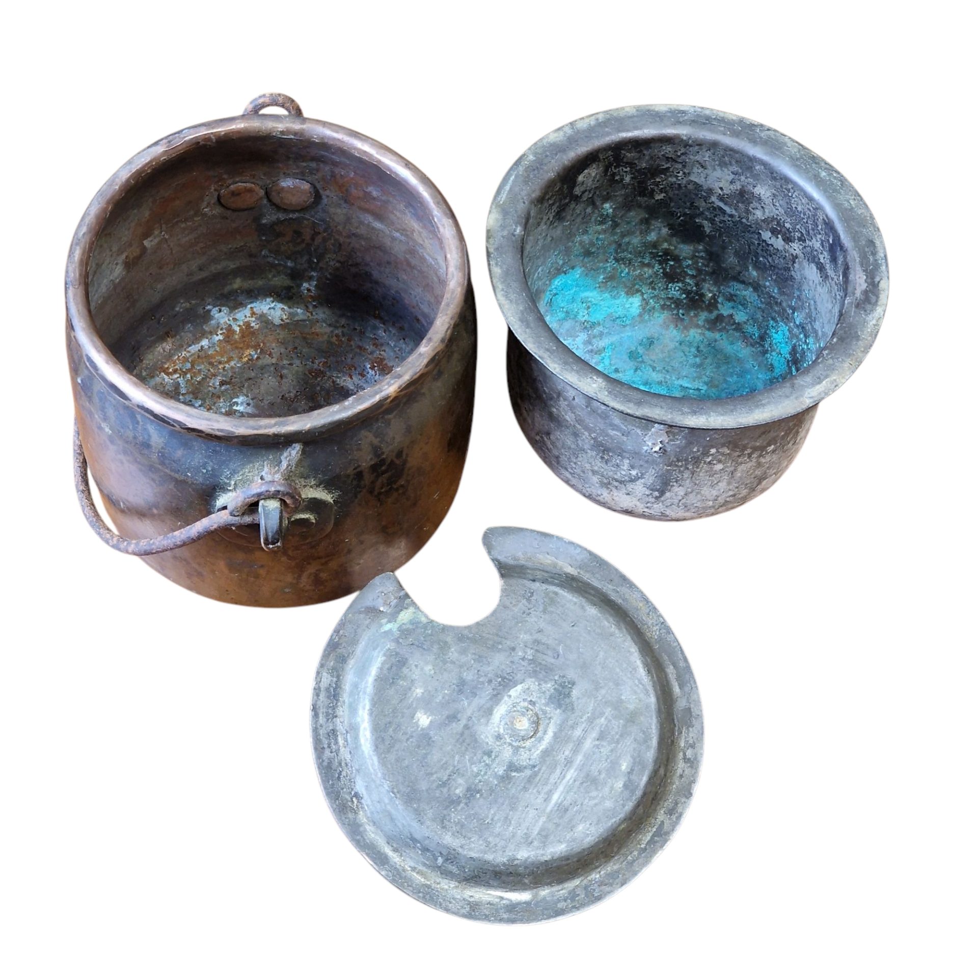 Caldeirão antigo de metal com três peças