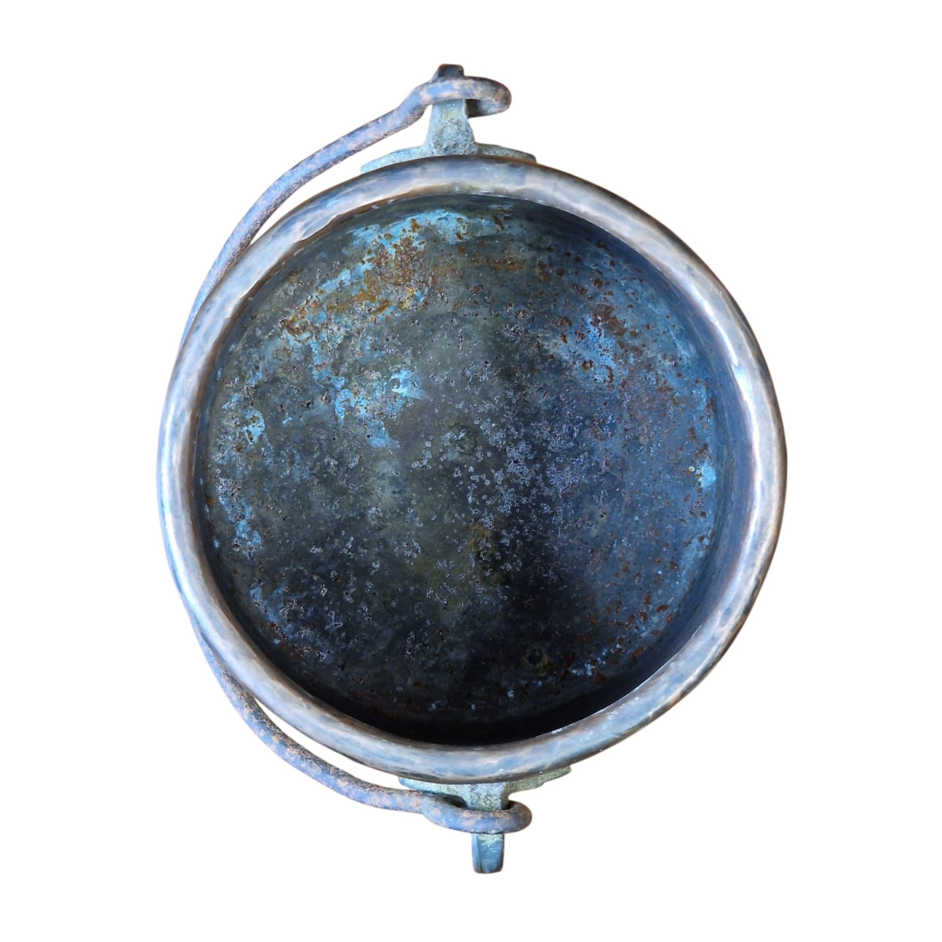 Caldeirão antigo de metal com três peças