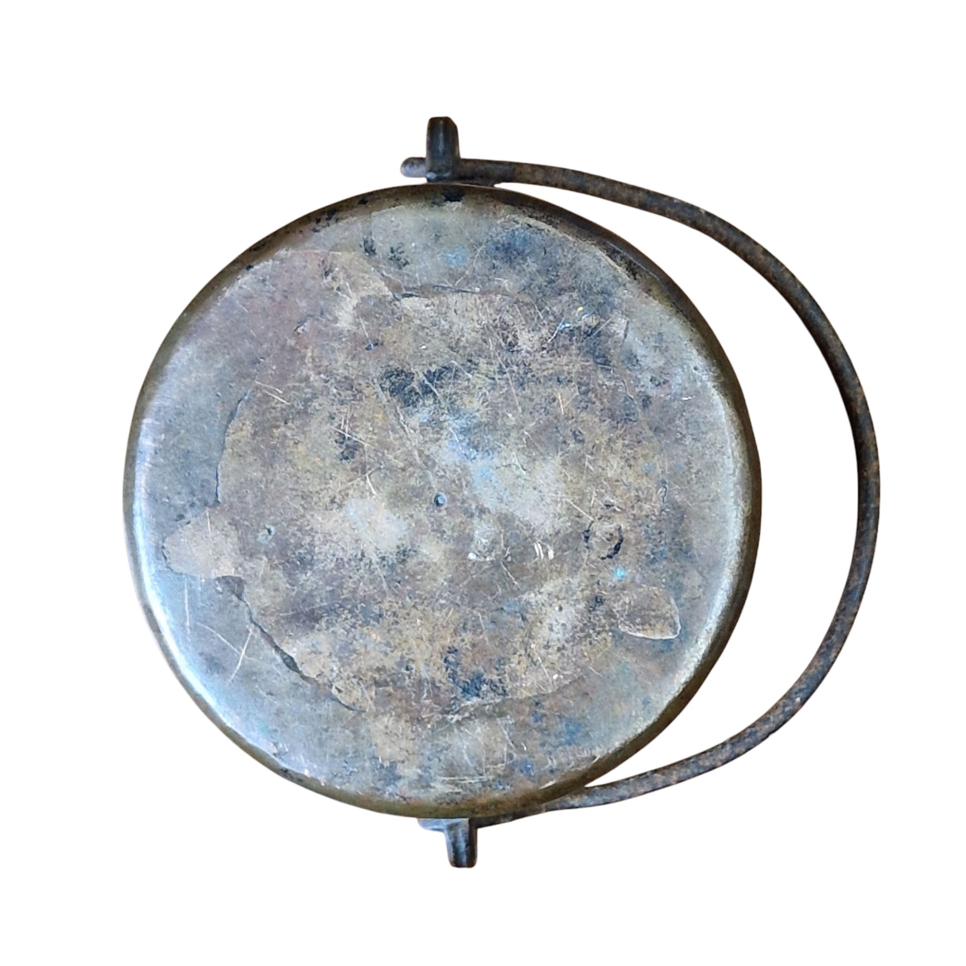 Caldeirão antigo de metal com três peças