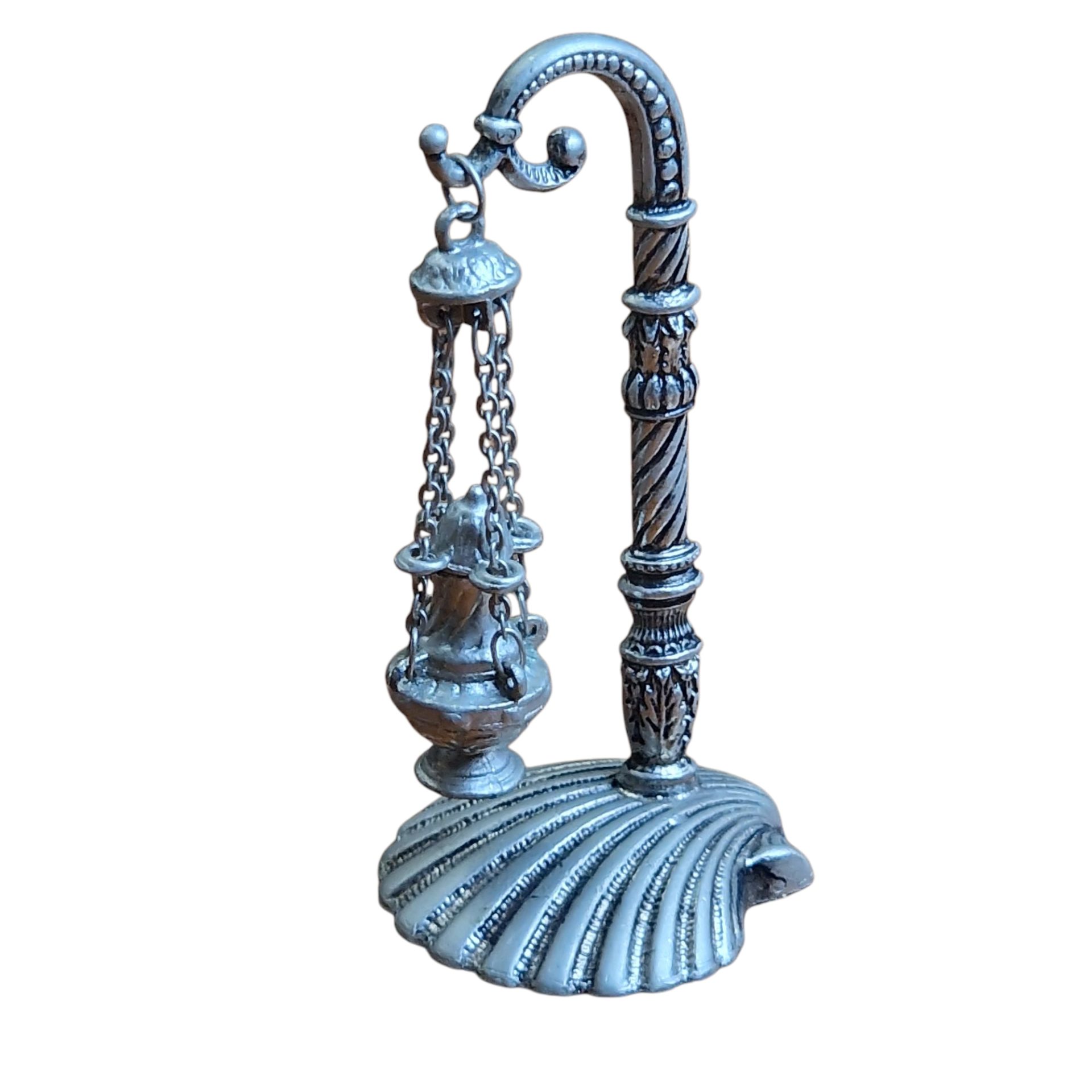 Fumeiro miniatura em metal com base em forma de vieira de Santiago