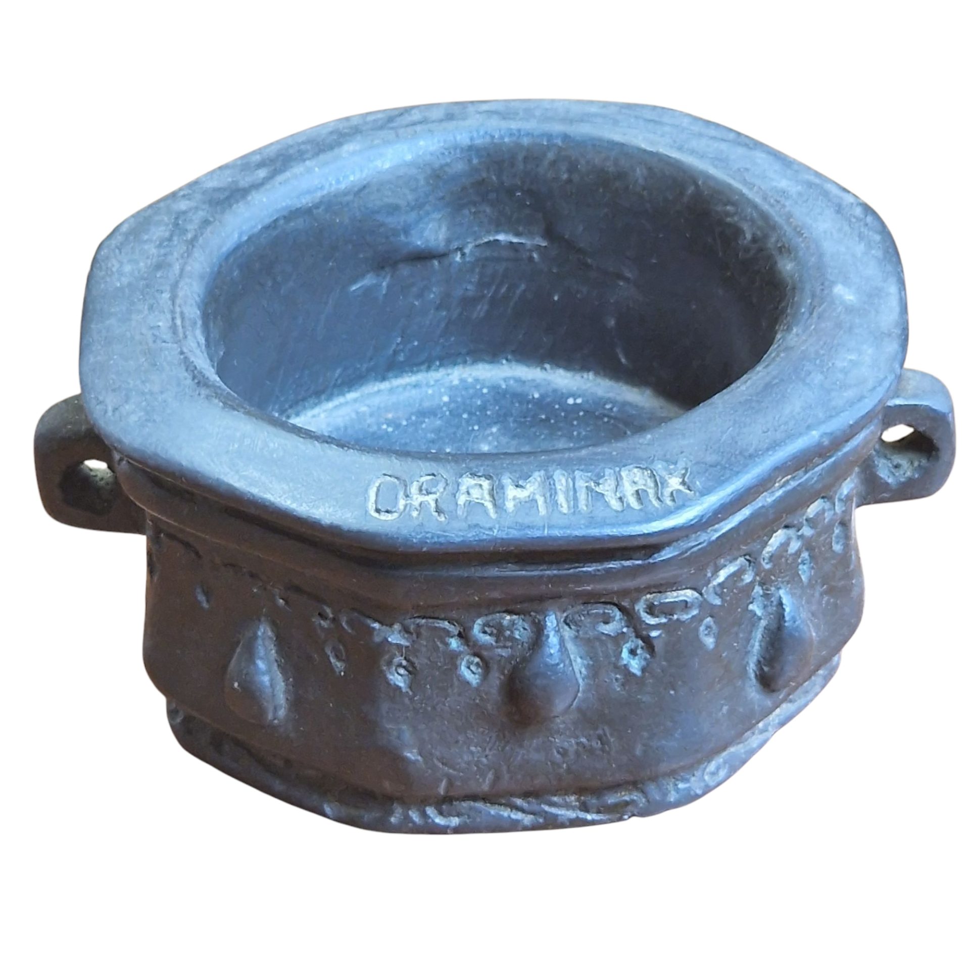 Pote cerâmico com inscrição “ORAMINAX” – peça decorativa de inspiração simbólica e acabamento metálico