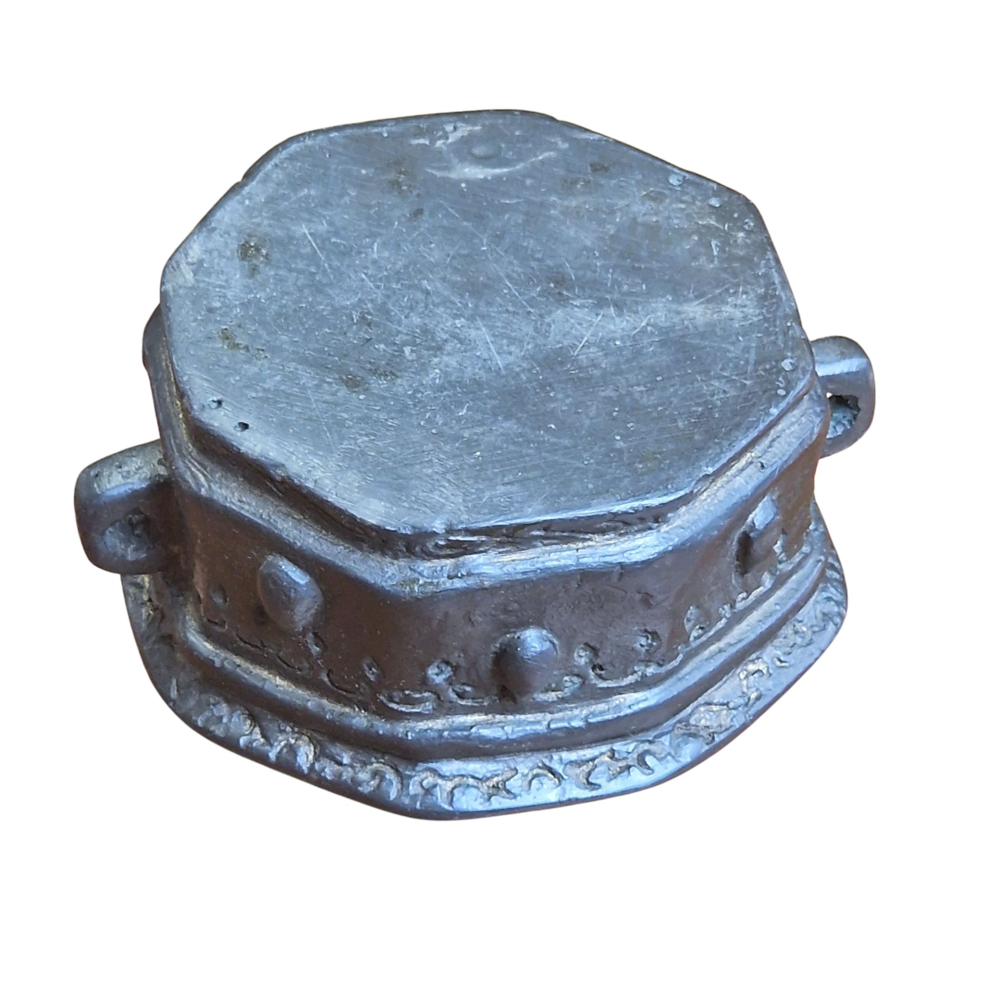 Pote cerâmico com inscrição “ORAMINAX” – peça decorativa de inspiração simbólica e acabamento metálico