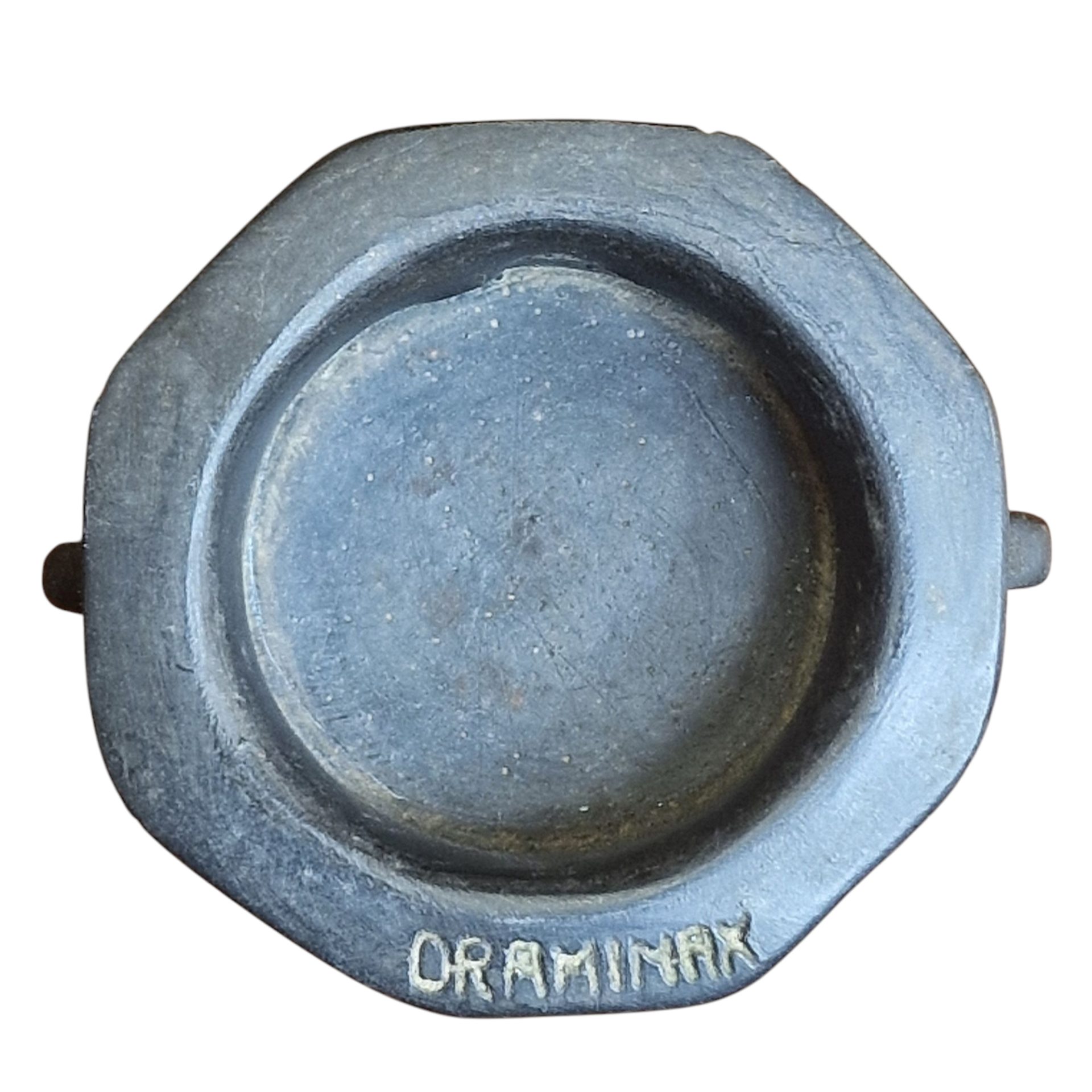 Pote cerâmico com inscrição “ORAMINAX” – peça decorativa de inspiração simbólica e acabamento metálico