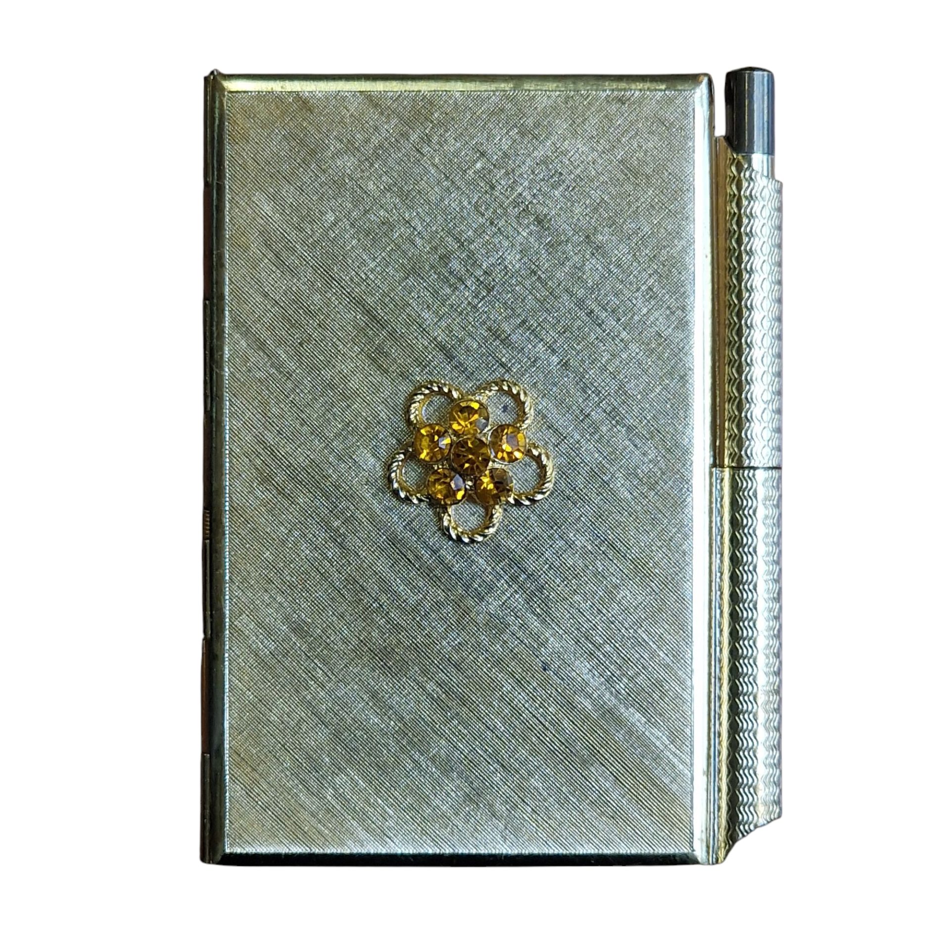 Bloco de notas vintage com caneta e detalhe floral
