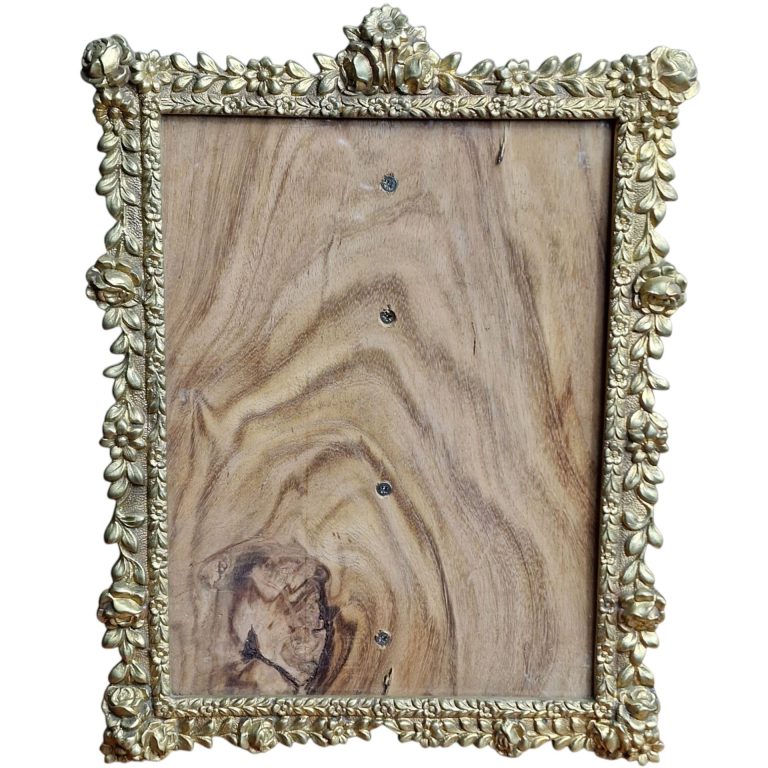 Moldura floral dourada em relevo com vidro