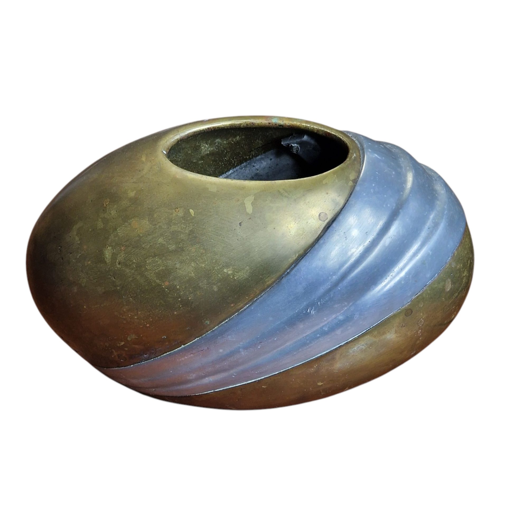 Vaso escultórico Ornato em metal bicolor com acabamento curvo