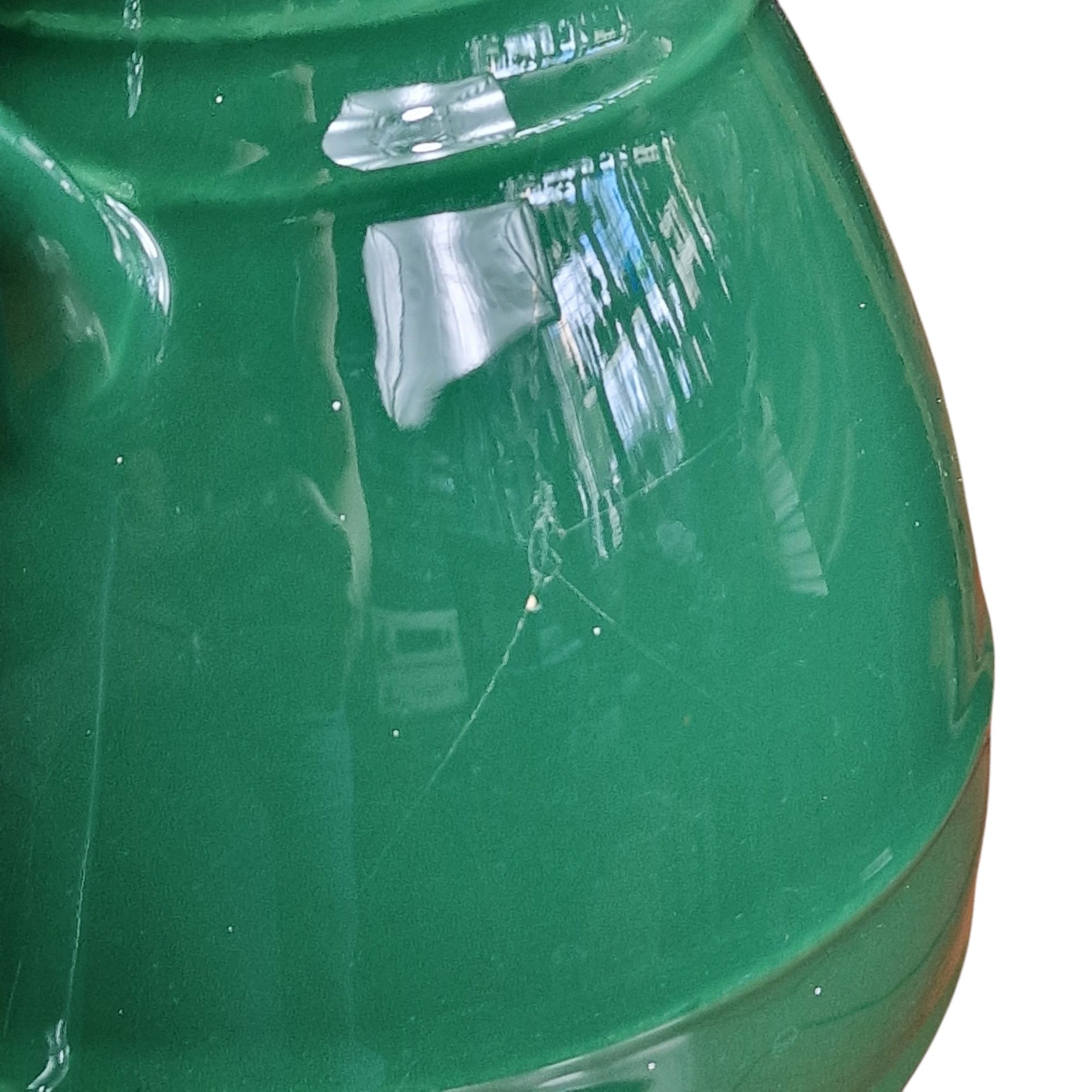 Jarro cerâmico verde-vidrado com asa e bojo arredondado