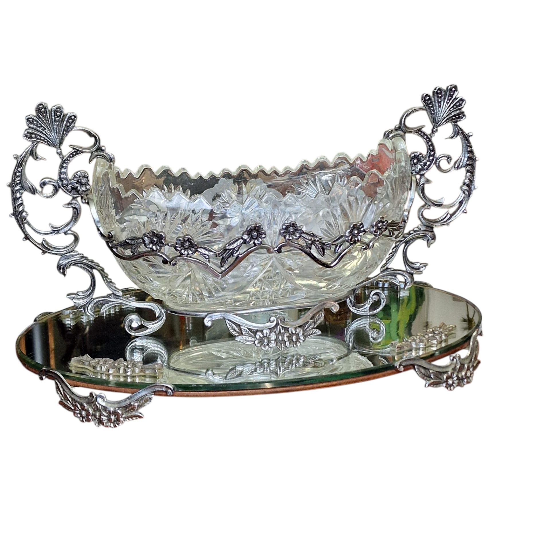 Centro de Mesa Clássico em Vidro Lapidado com Base de Espelho e Apliques em Metal Prateado