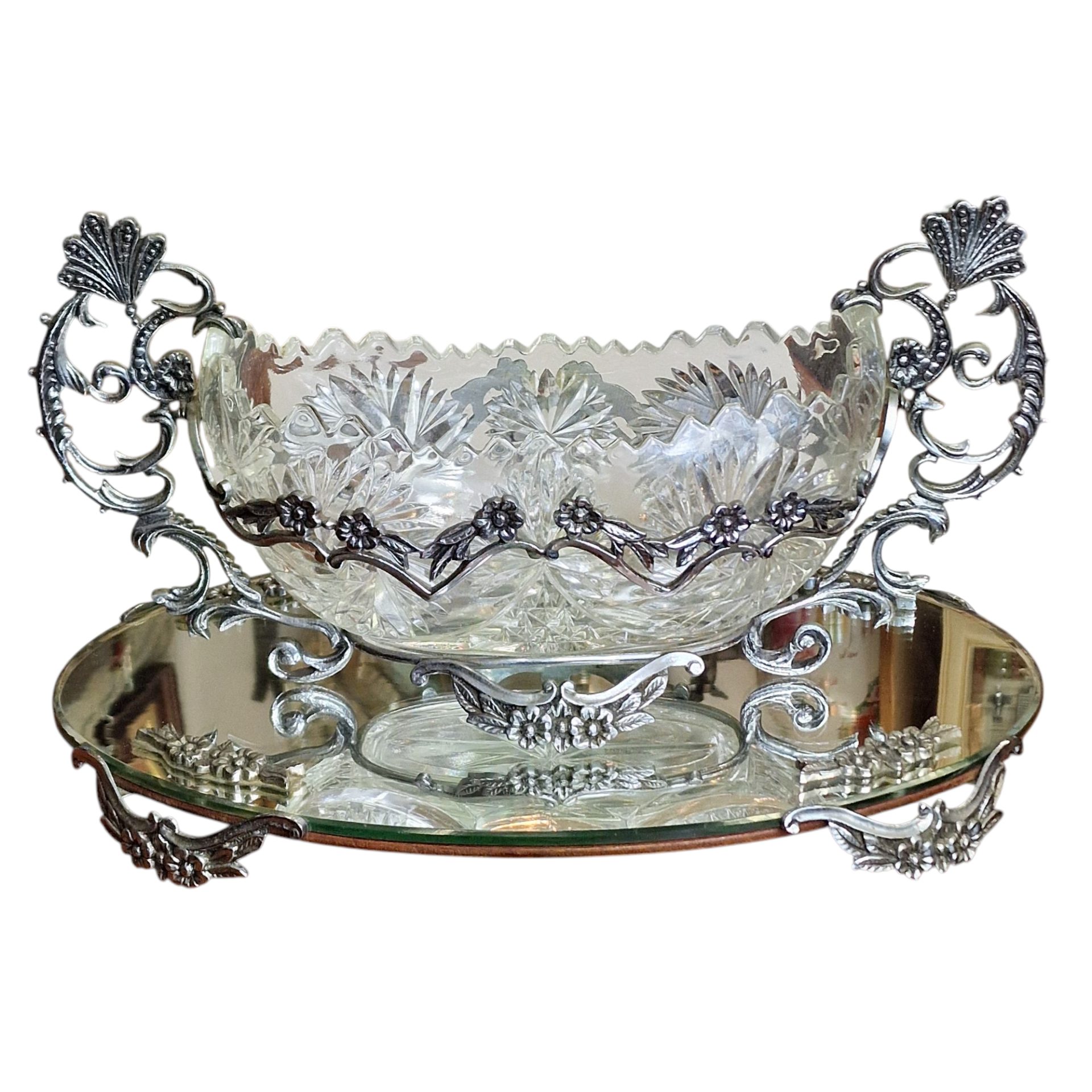 Centro de Mesa Clássico em Vidro Lapidado com Base de Espelho e Apliques em Metal Prateado