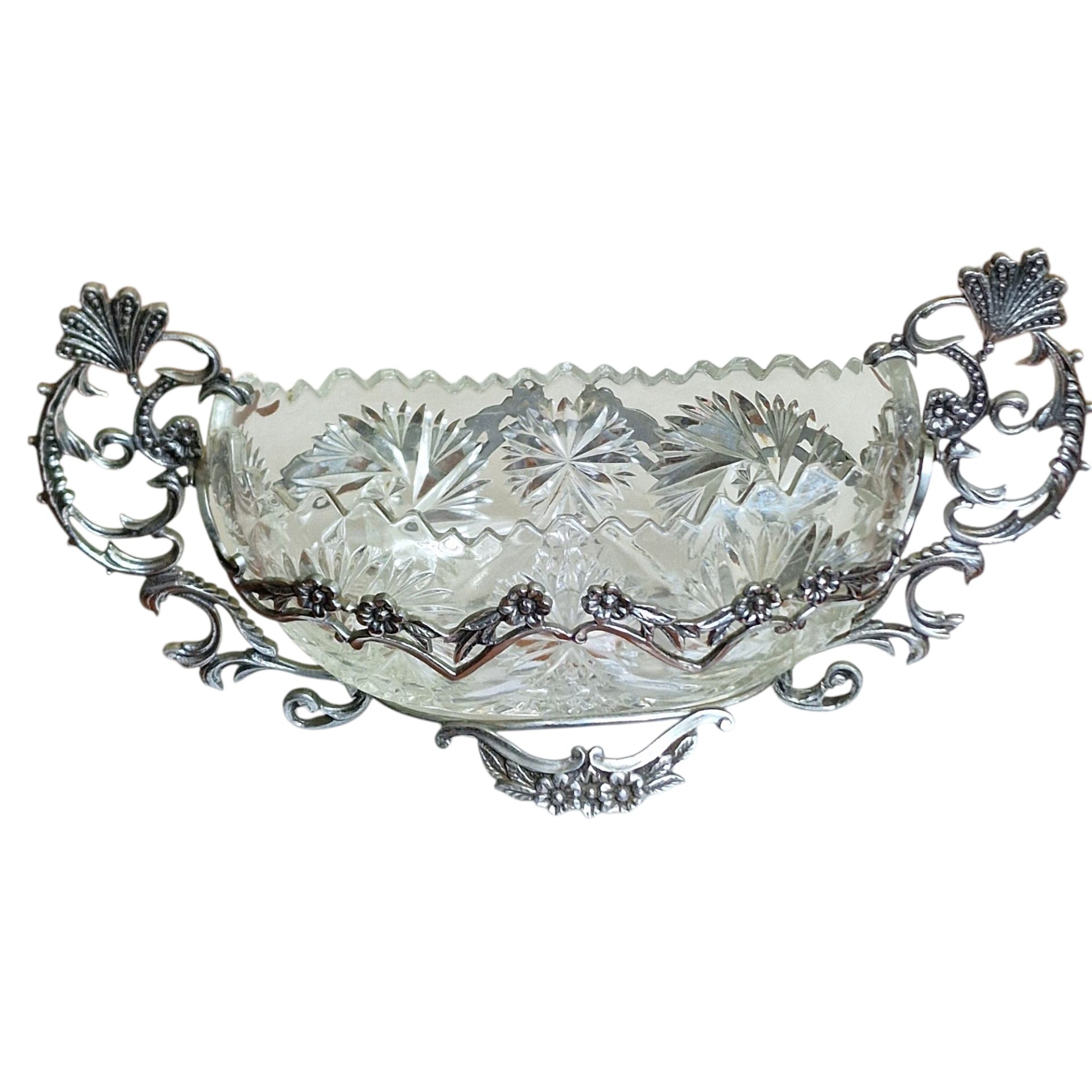 Centro de Mesa Clássico em Vidro Lapidado com Base de Espelho e Apliques em Metal Prateado