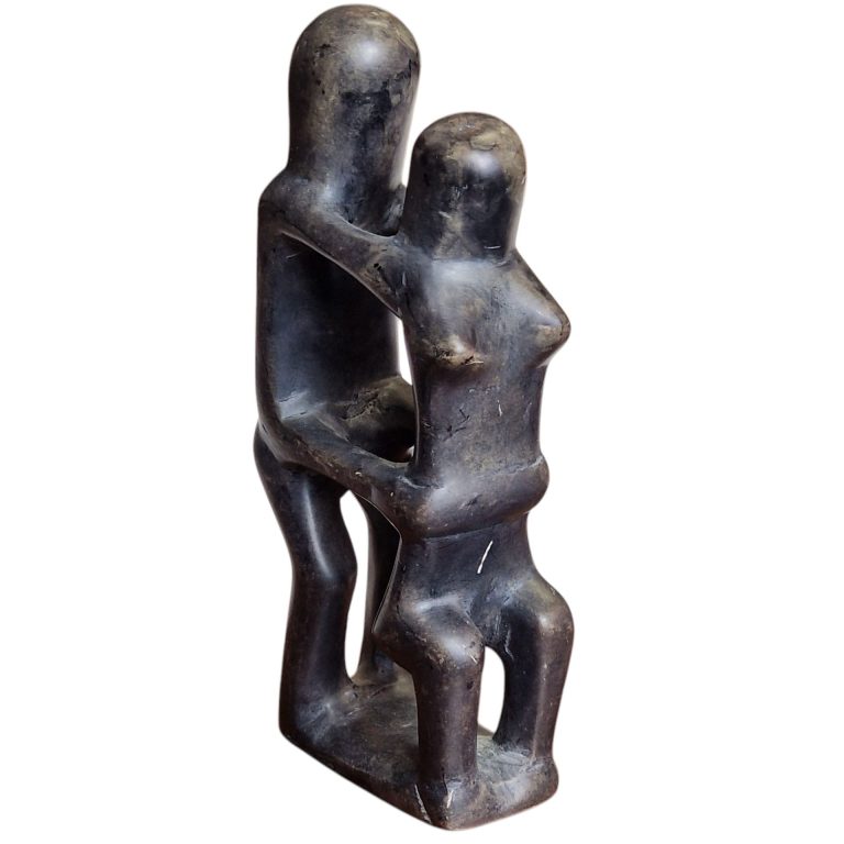 Escultura “Abraço Abstrato” em pedra