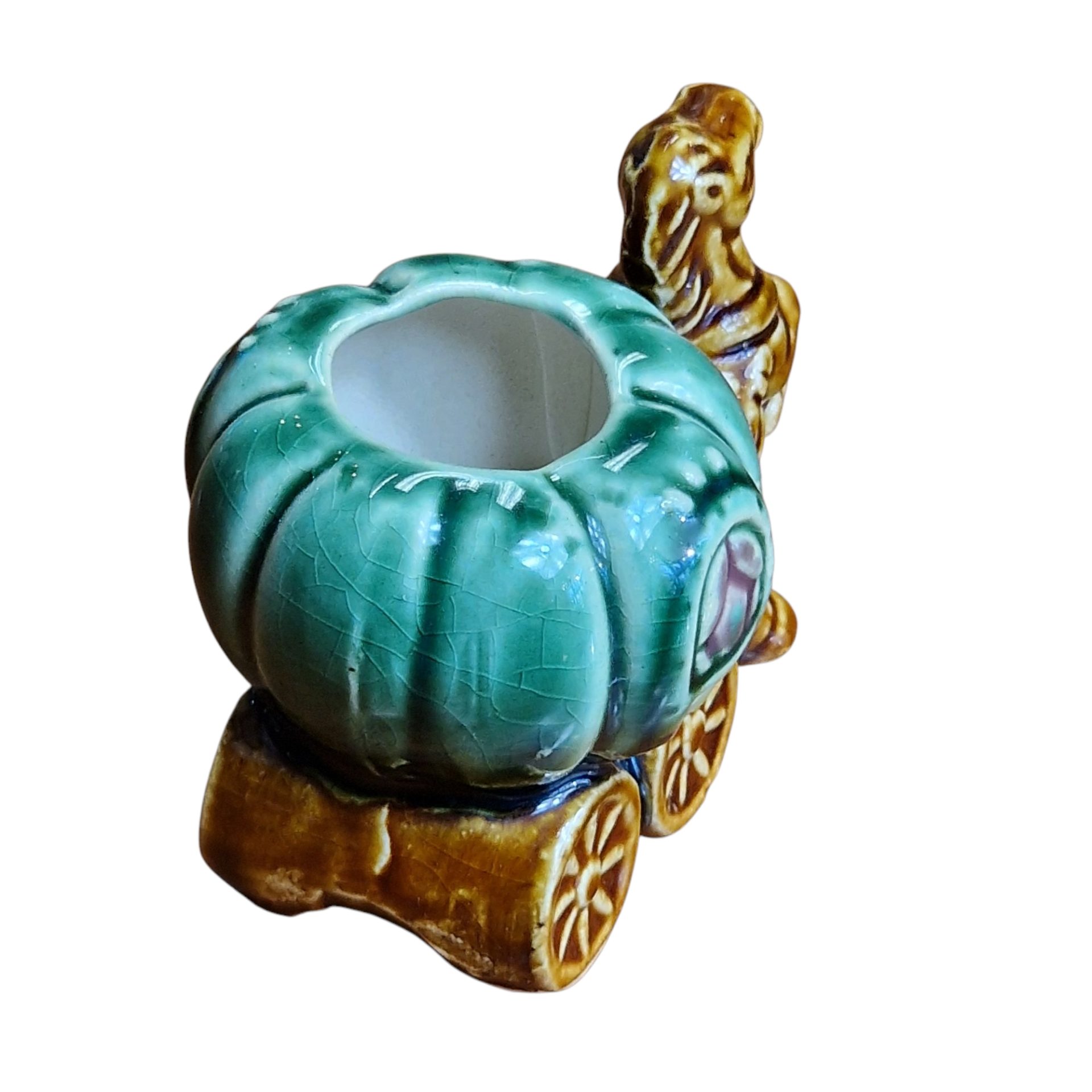 Paliteiro em cerâmica vidrada com forma de carruagem de abóbora puxada por cavalo