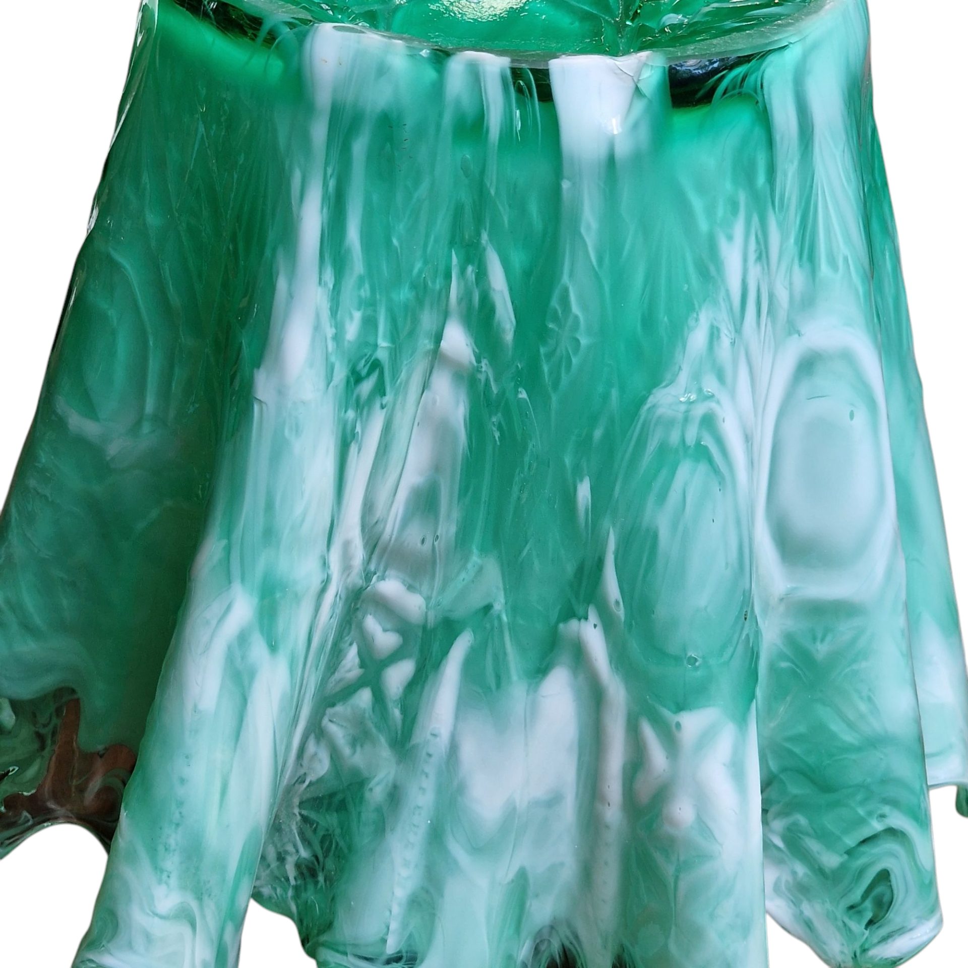 Jarra decorativa em vidro moldado com acabamento ondulado verde e branco - Image 4