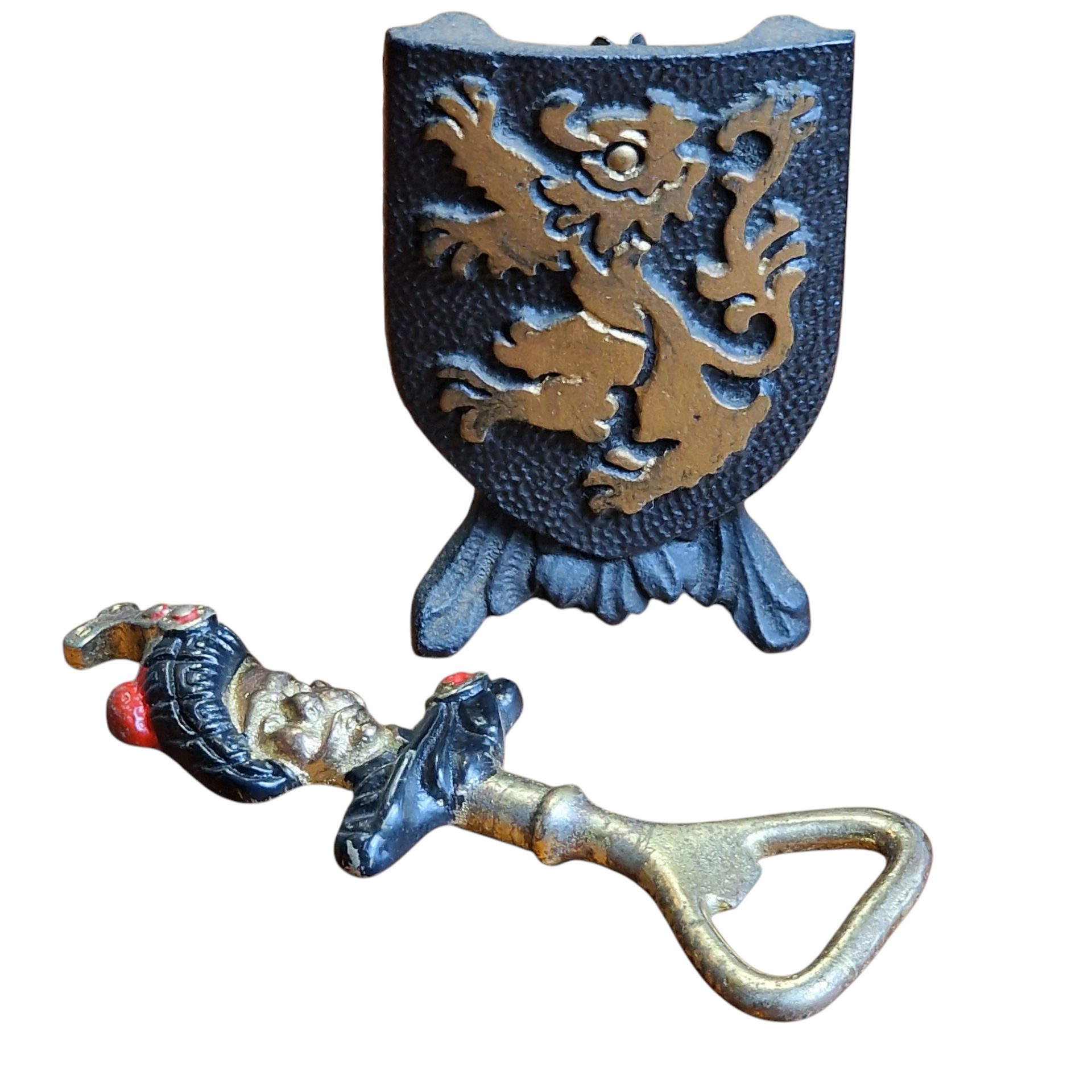 Abre-caricas com suporte heráldico em metal pintado