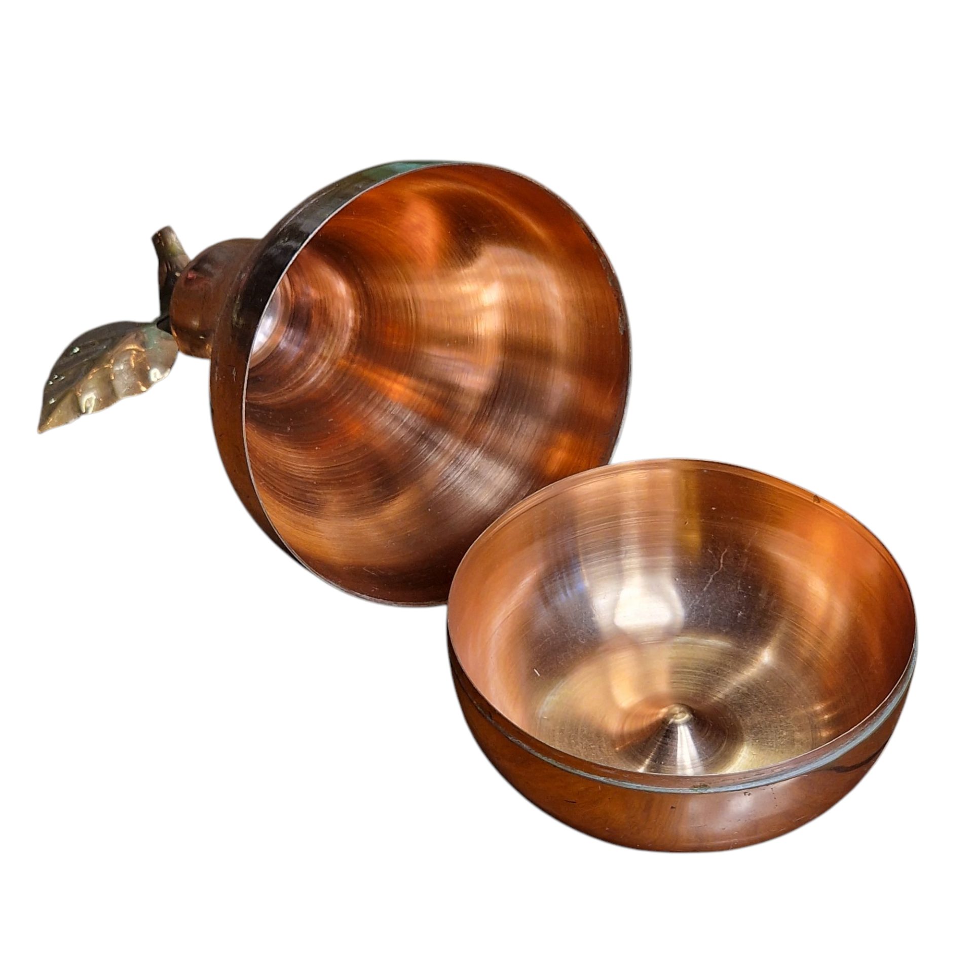 Pera decorativa em cobre com compartimento oculto