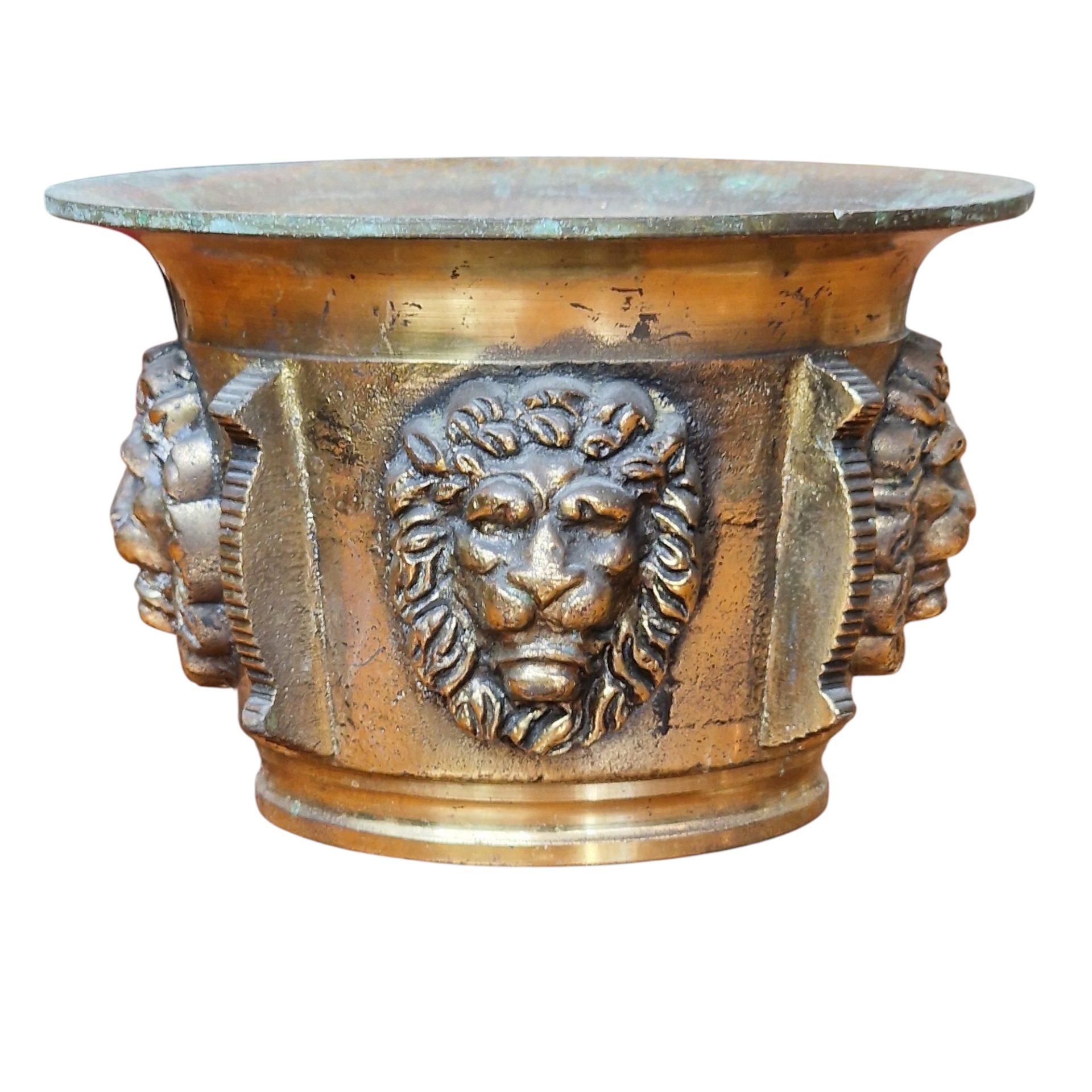 Almofariz em bronze com pilão e decoração de cabeças de leão