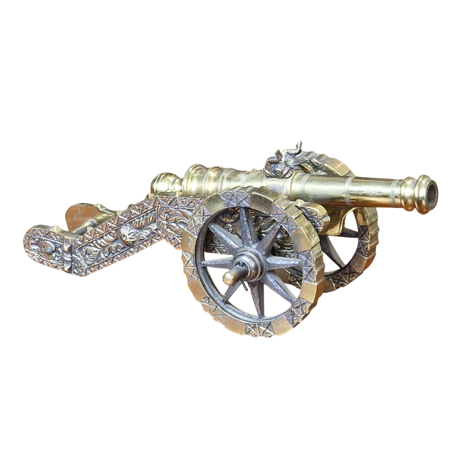 Canhão decorativo em metal com inscrição “Portugal”