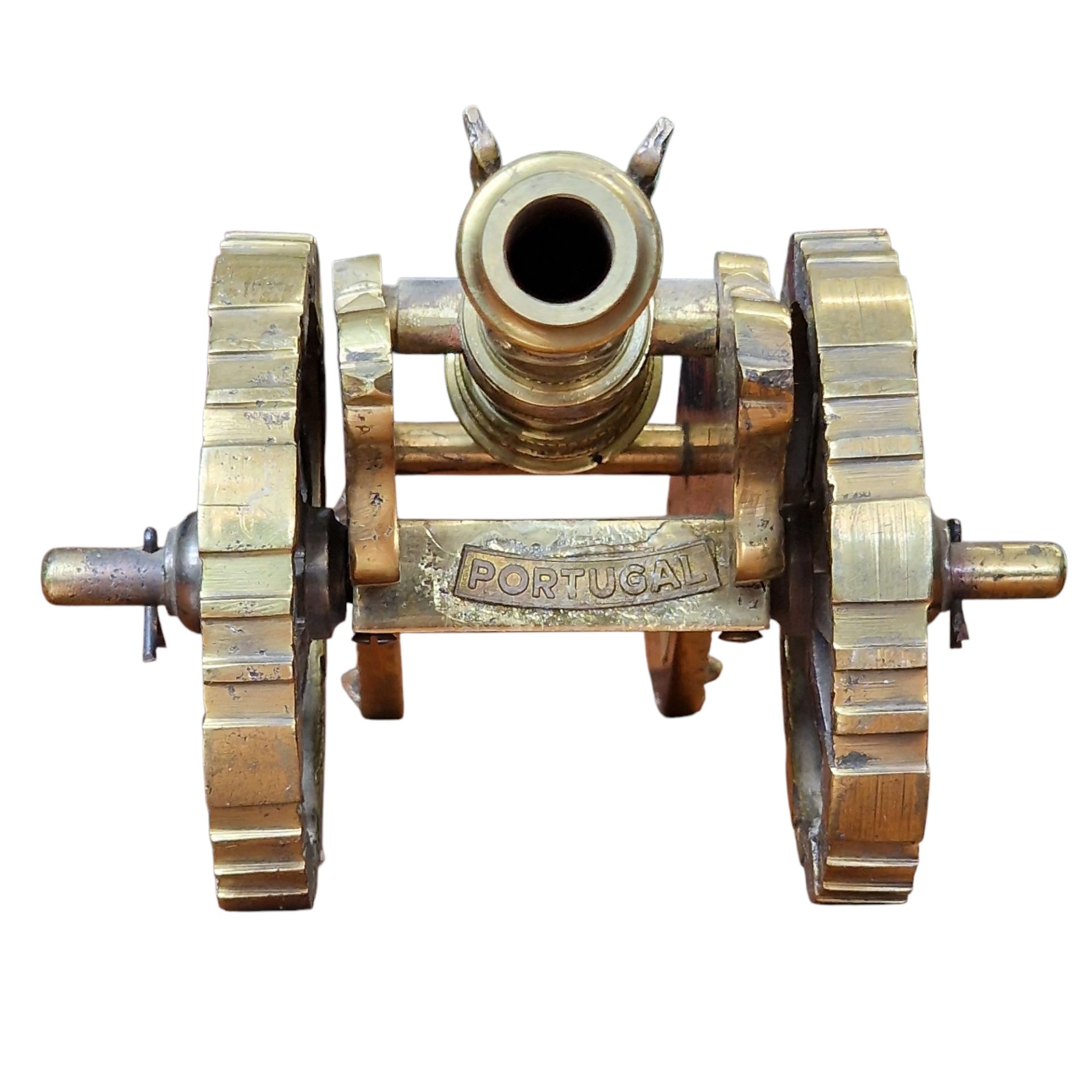 Canhão decorativo em metal com inscrição “Portugal”