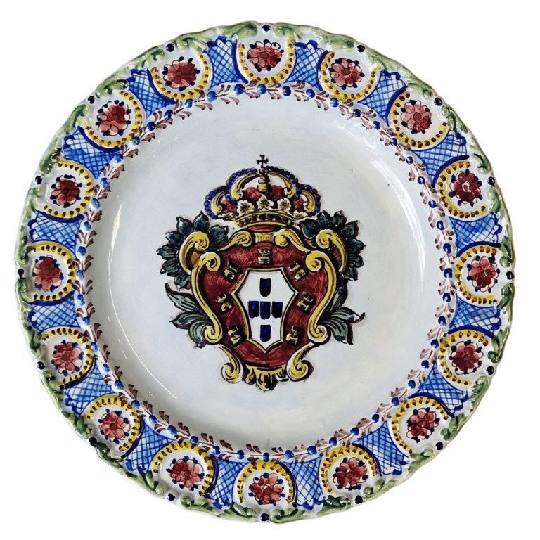 Prato Cerâmico Decorativo Com Brasão de Portugal e Três Pés – Águeda, Portugal