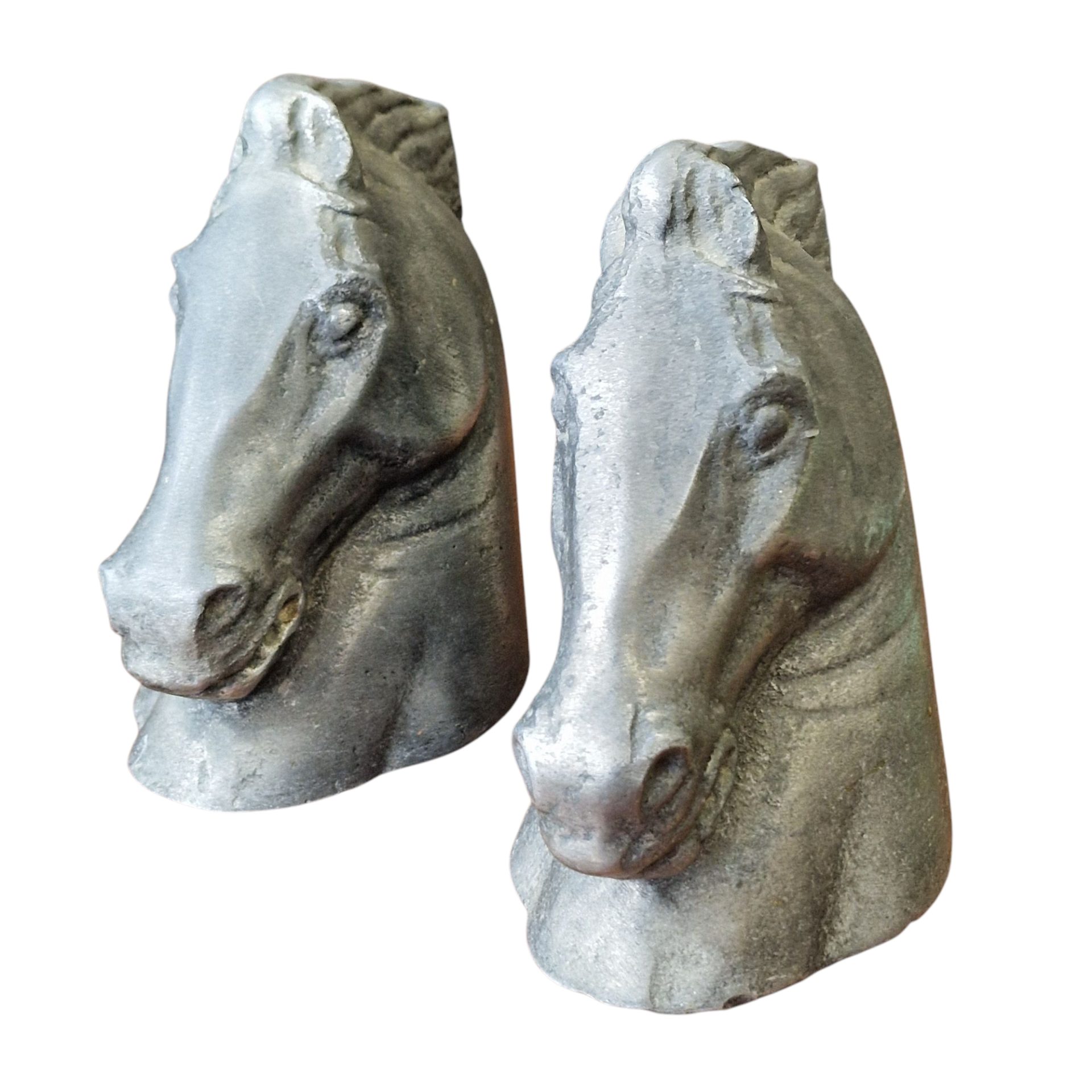 Par de Bustos de Cavalo em Metal – Travalivros com Assinatura “JFC”