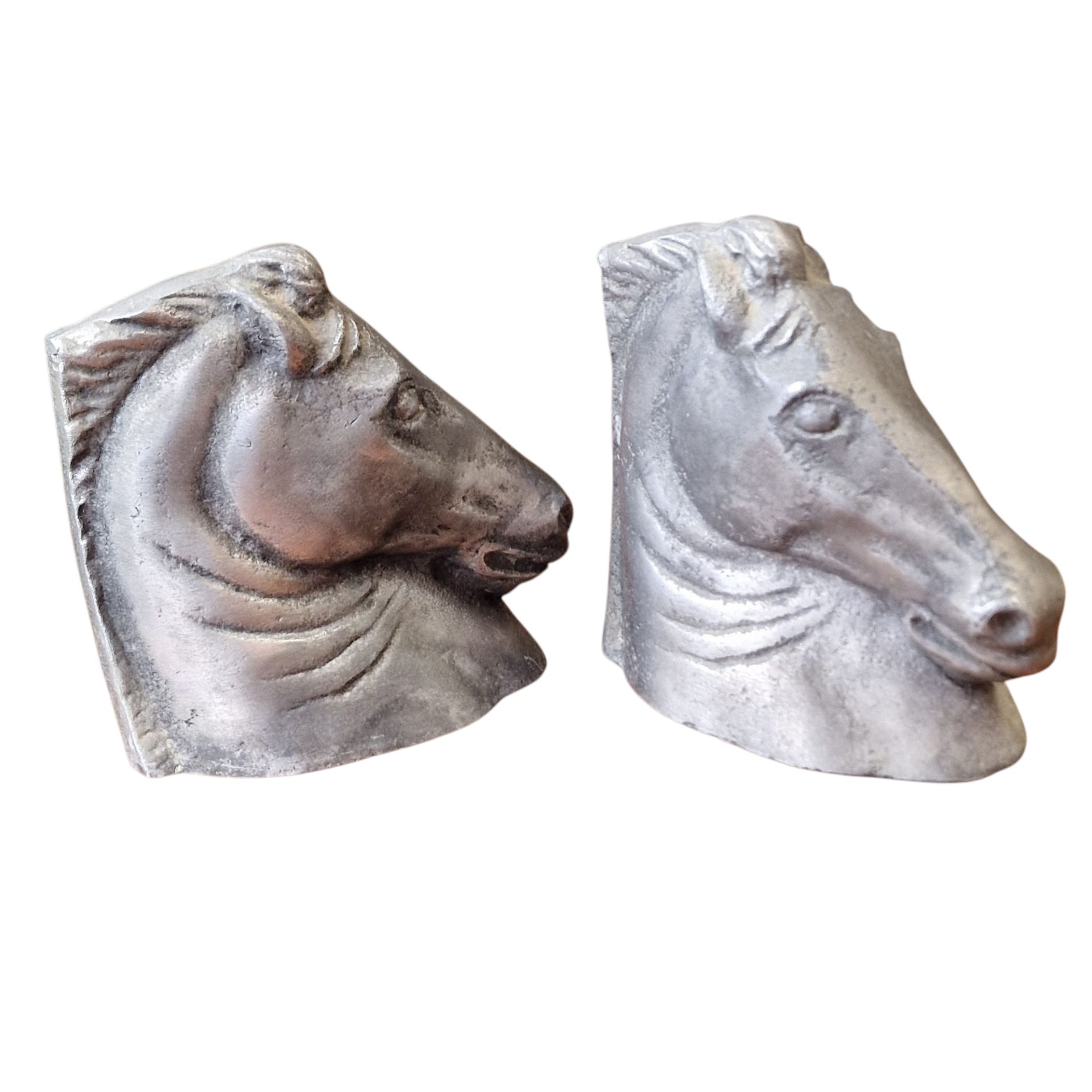 Par de Bustos de Cavalo em Metal – Travalivros com Assinatura “JFC”