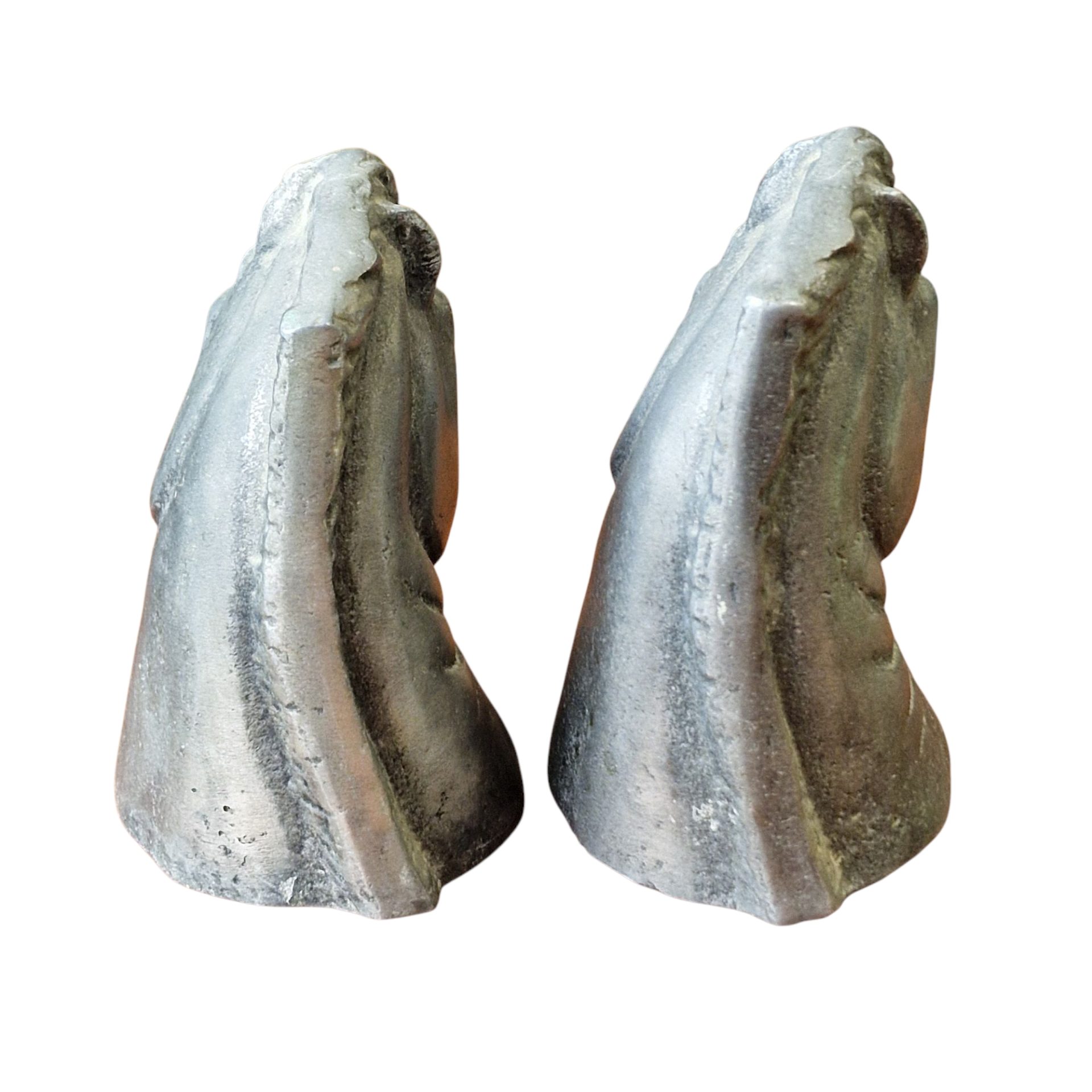 Par de Bustos de Cavalo em Metal – Travalivros com Assinatura “JFC”